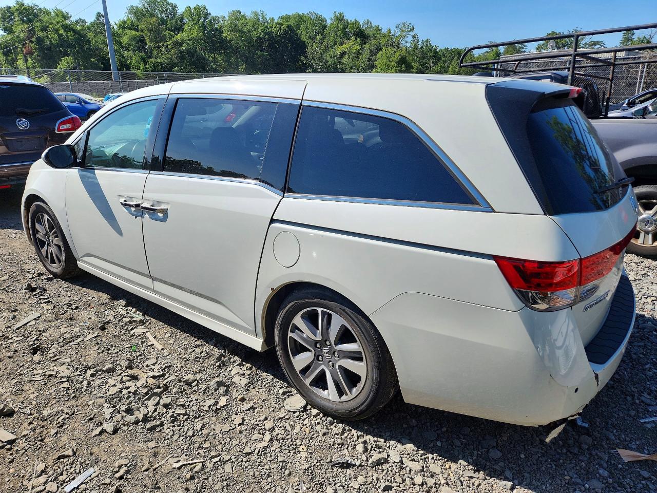 2015 Honda Odyssey Touring White vin: 5FNRL5H91FB037244