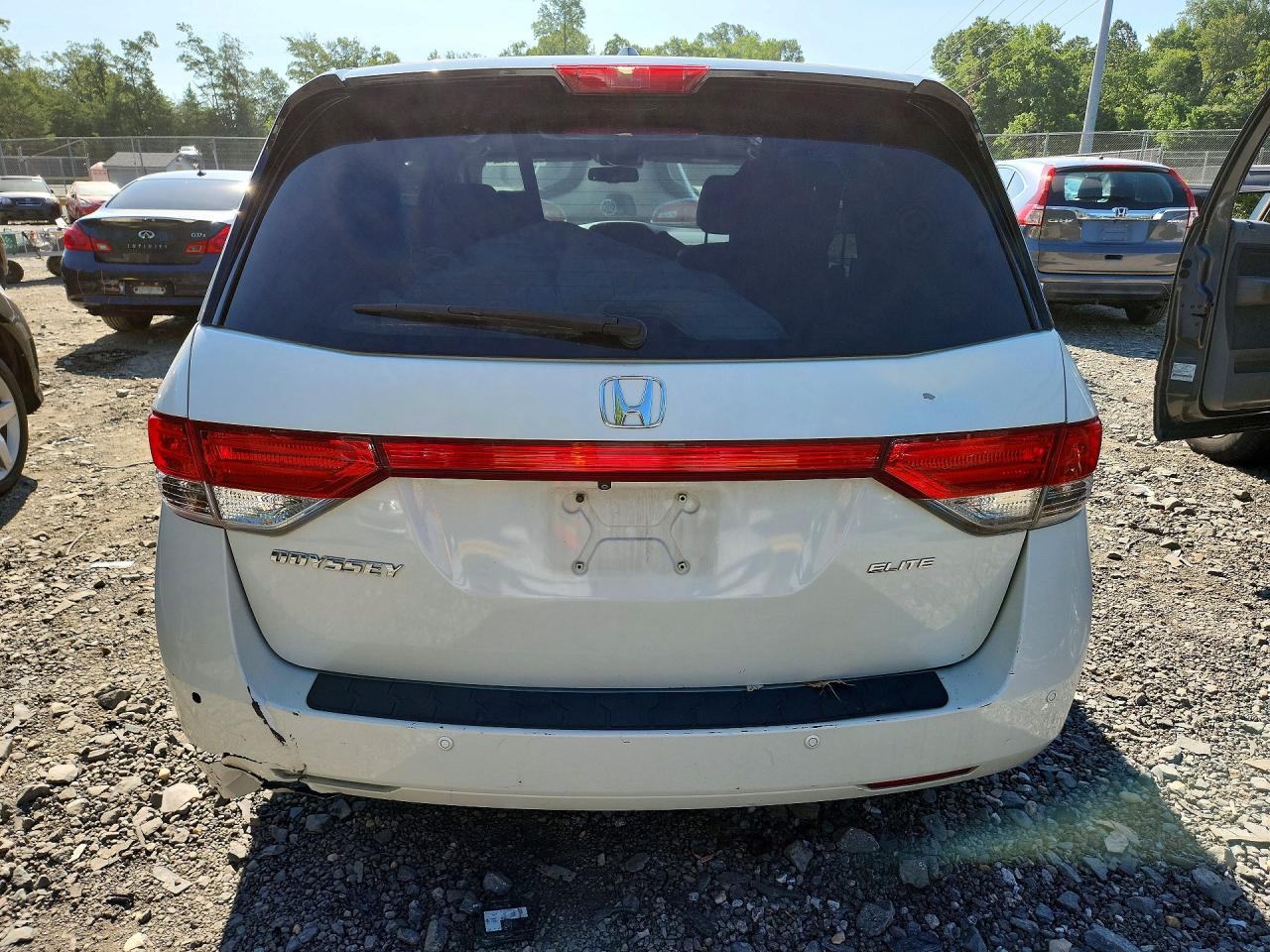 2015 Honda Odyssey Touring White vin: 5FNRL5H91FB037244