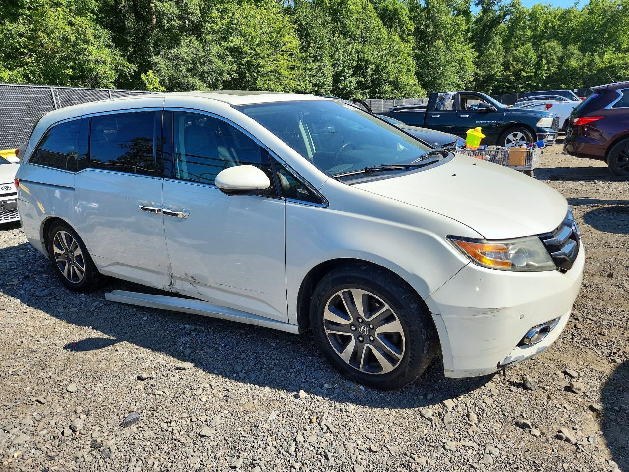 2015 Honda Odyssey Touring White vin: 5FNRL5H91FB037244