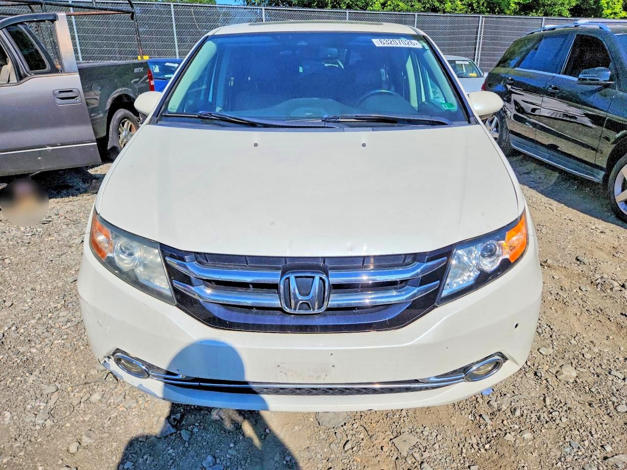 2015 Honda Odyssey Touring White vin: 5FNRL5H91FB037244