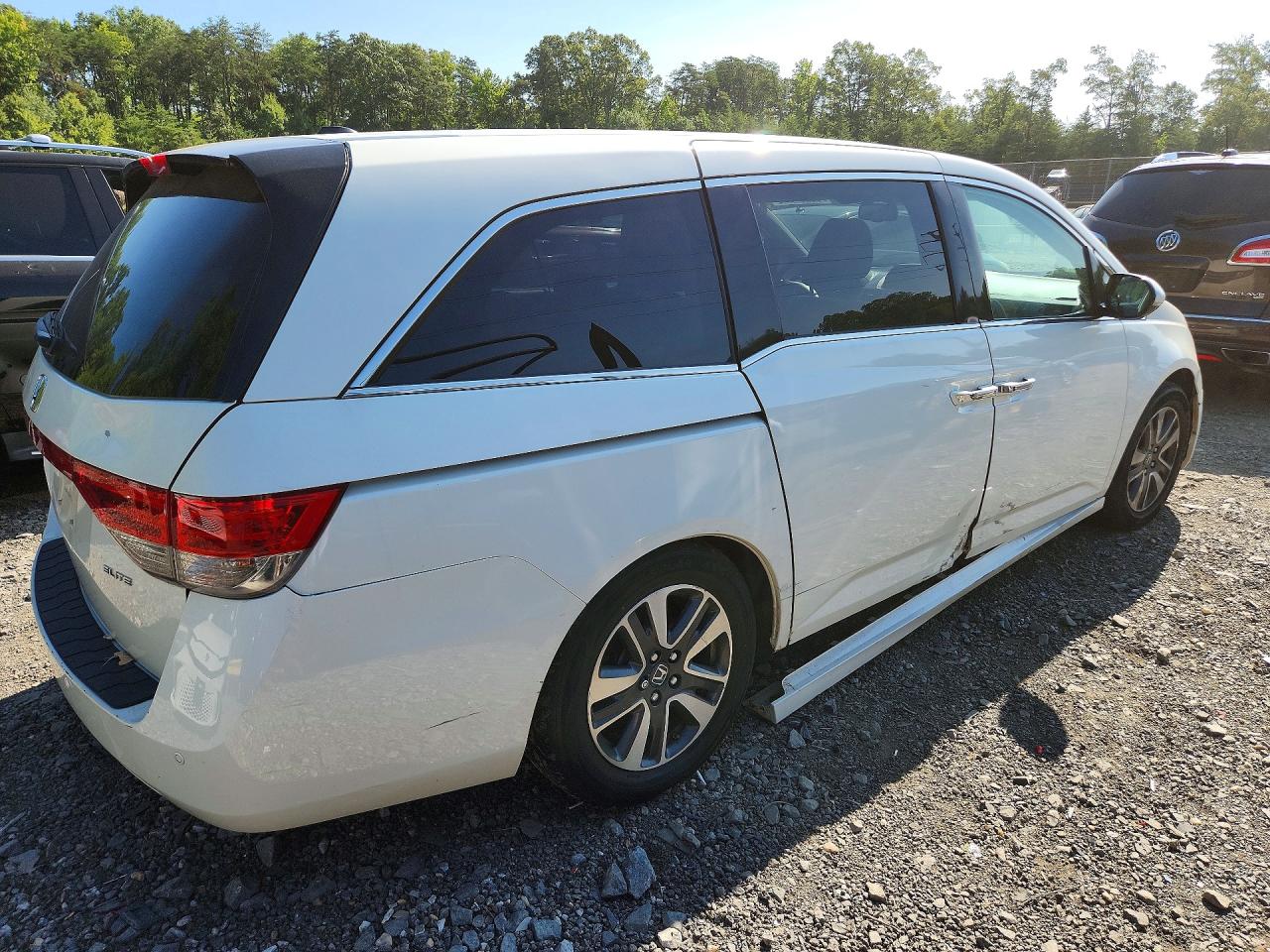 2015 Honda Odyssey Touring White vin: 5FNRL5H91FB037244