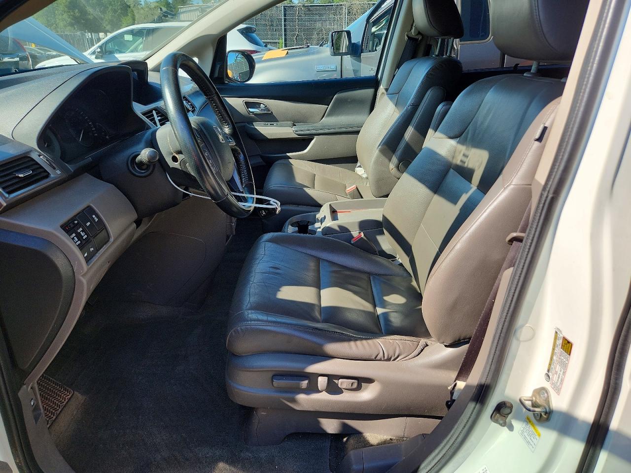 2015 Honda Odyssey Touring White vin: 5FNRL5H91FB037244