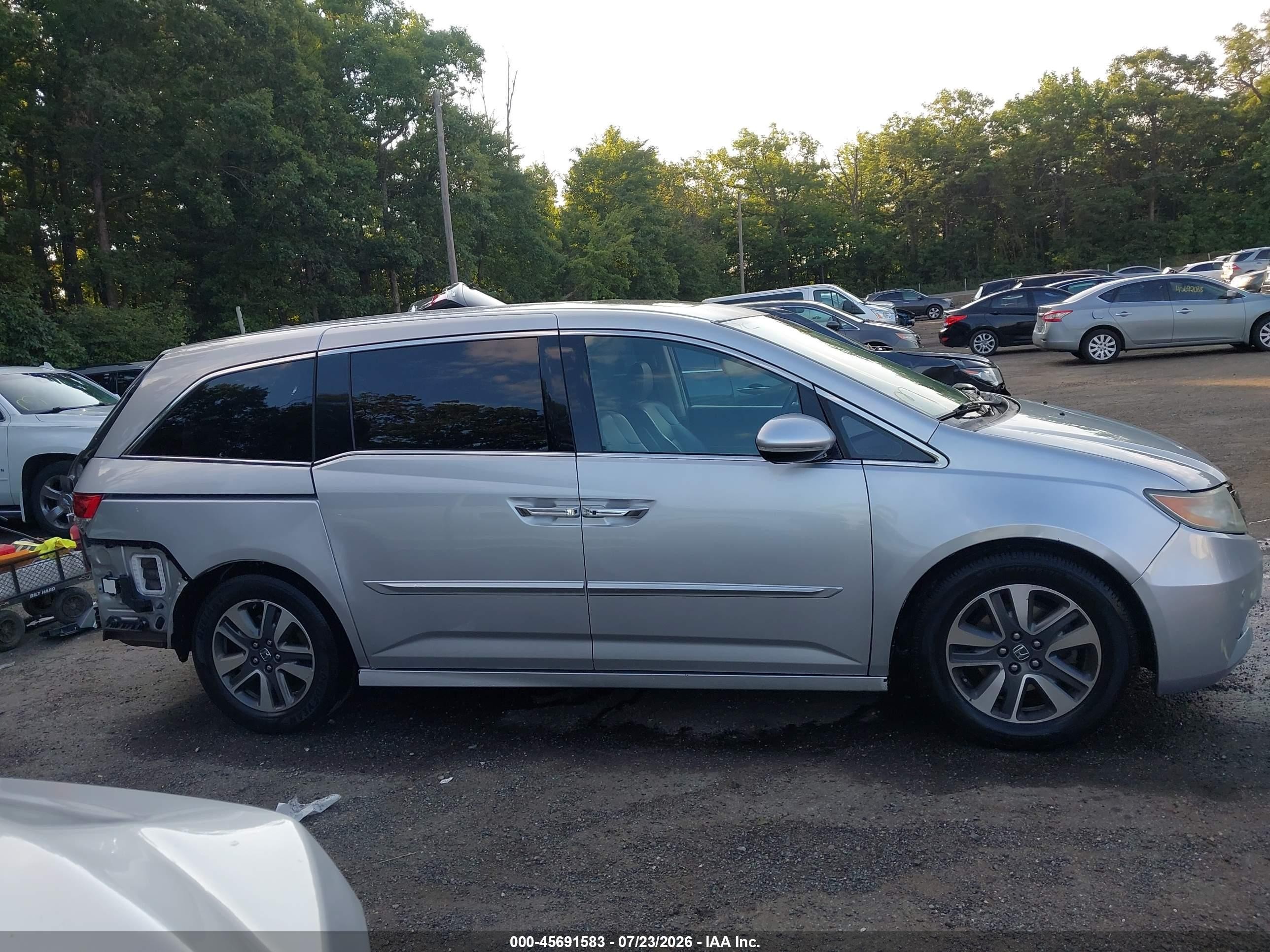 2015 Honda Odyssey Touring/touring Elite Silver vin: 5FNRL5H91FB094088