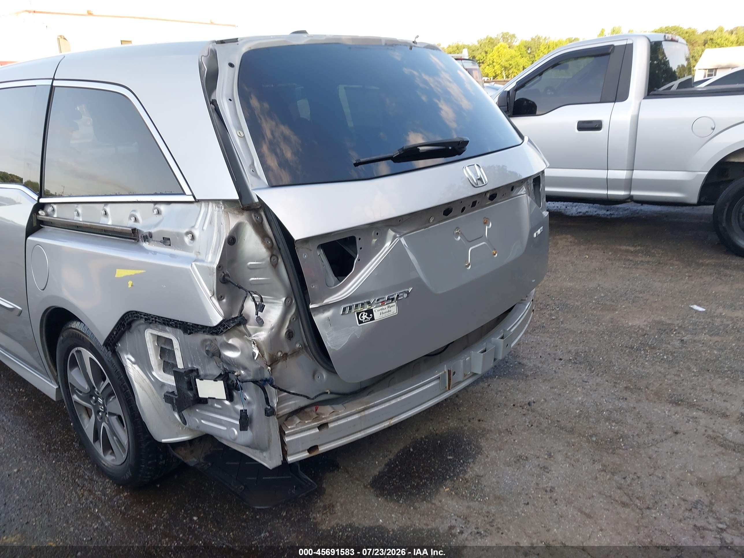 2015 Honda Odyssey Touring/touring Elite Silver vin: 5FNRL5H91FB094088