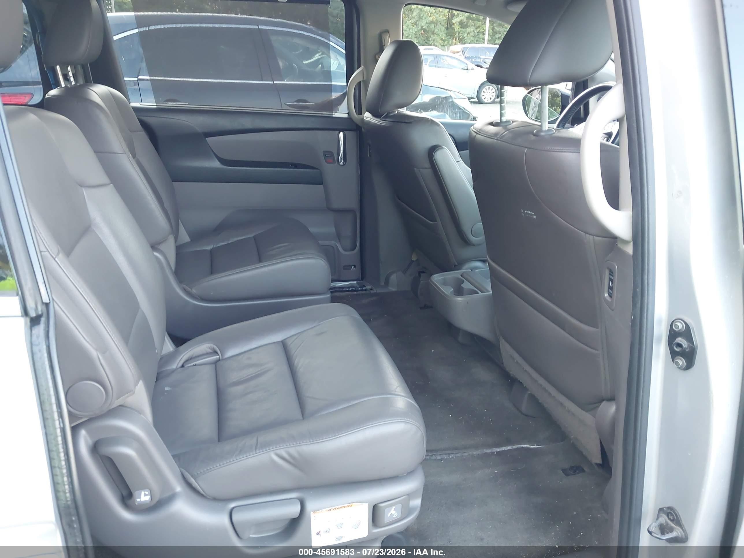 2015 Honda Odyssey Touring/touring Elite Silver vin: 5FNRL5H91FB094088