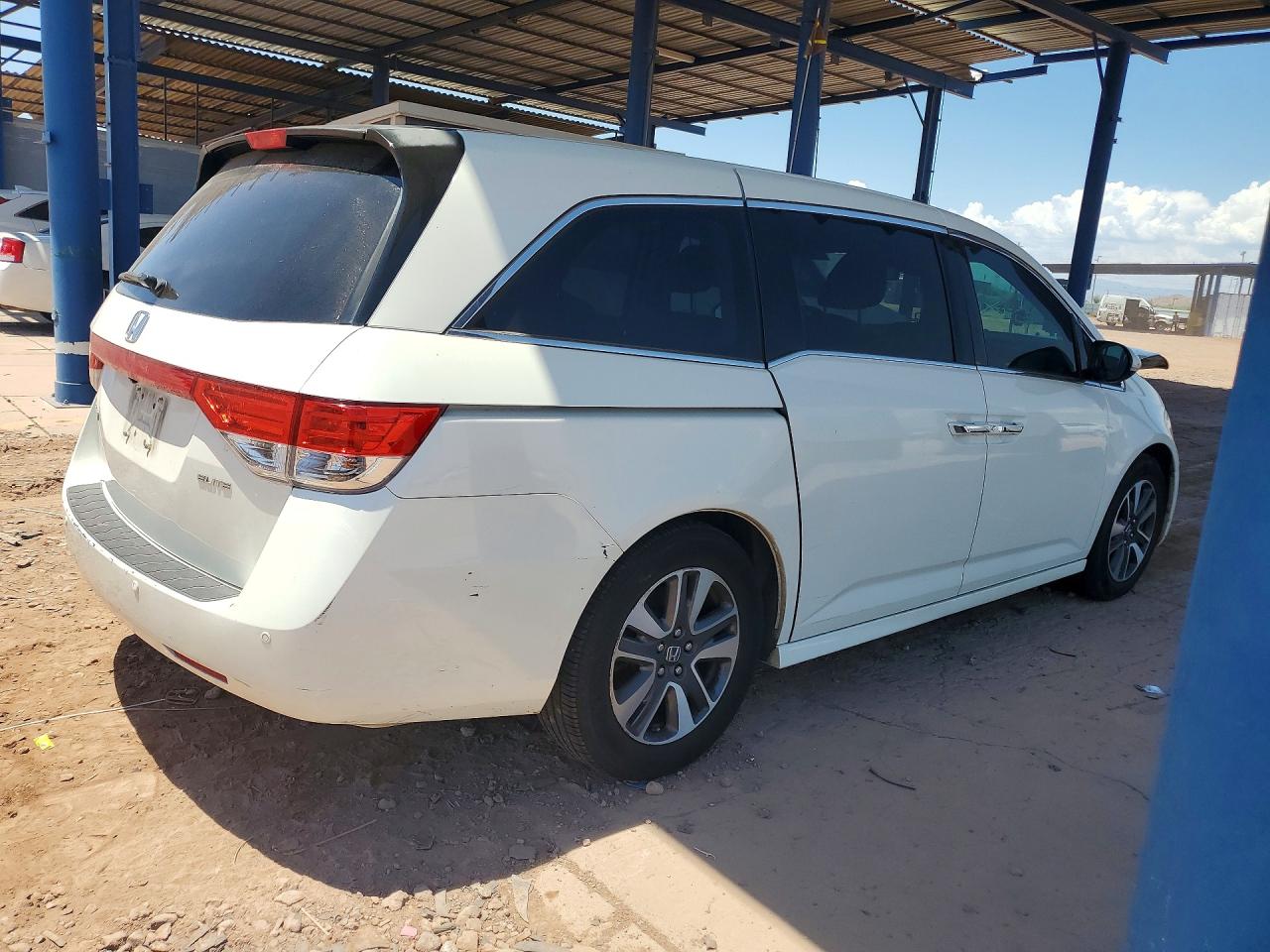 2015 Honda Odyssey Touring White vin: 5FNRL5H91FB094768