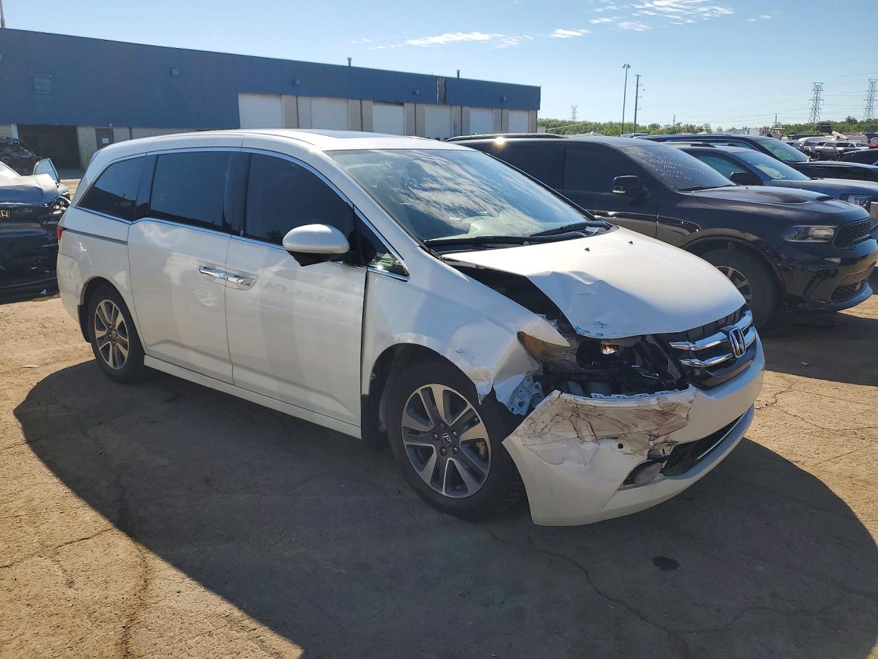 2015 Honda Odyssey Touring White vin: 5FNRL5H91FB124819
