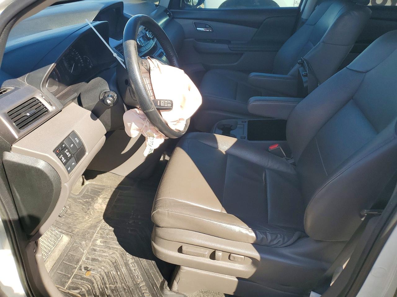 2015 Honda Odyssey Touring White vin: 5FNRL5H91FB124819