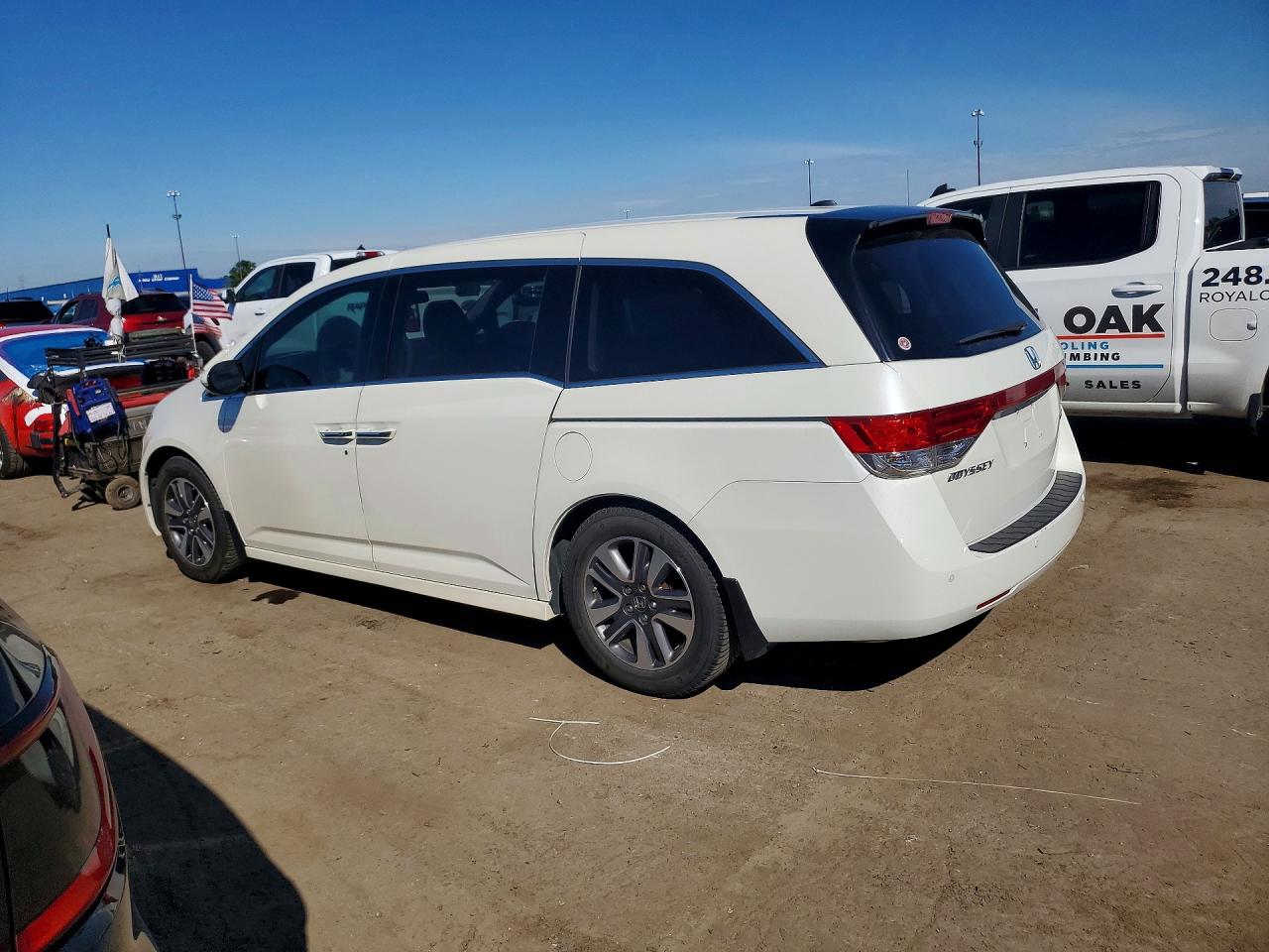 2015 Honda Odyssey Touring White vin: 5FNRL5H91FB124819