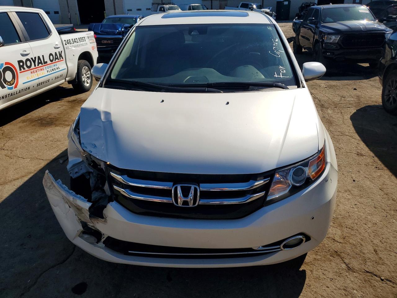 2015 Honda Odyssey Touring White vin: 5FNRL5H91FB124819