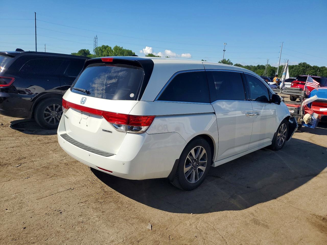 2015 Honda Odyssey Touring White vin: 5FNRL5H91FB124819