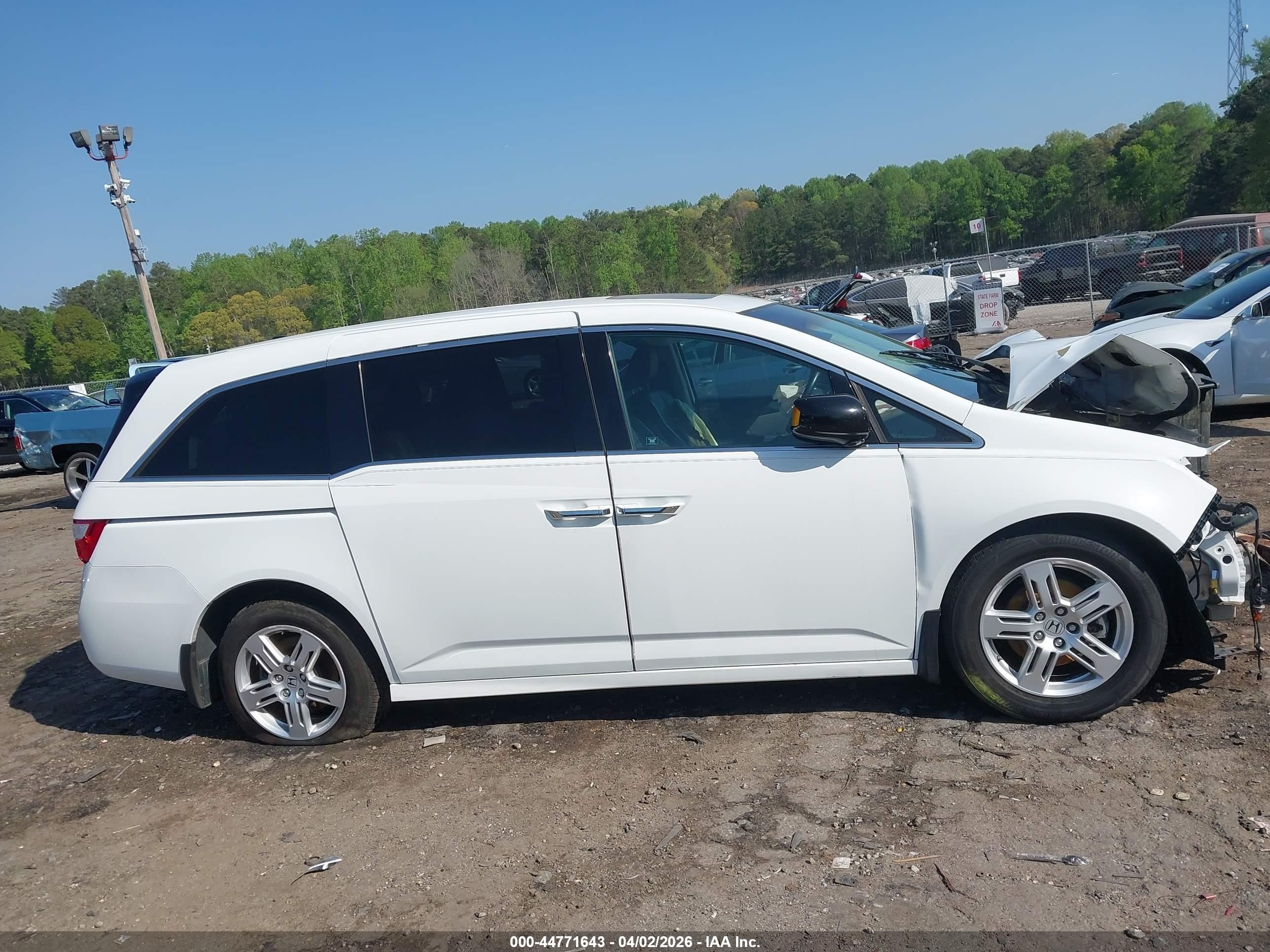 2011 Honda Odyssey Touring/touring Elite White vin: 5FNRL5H92BB054368