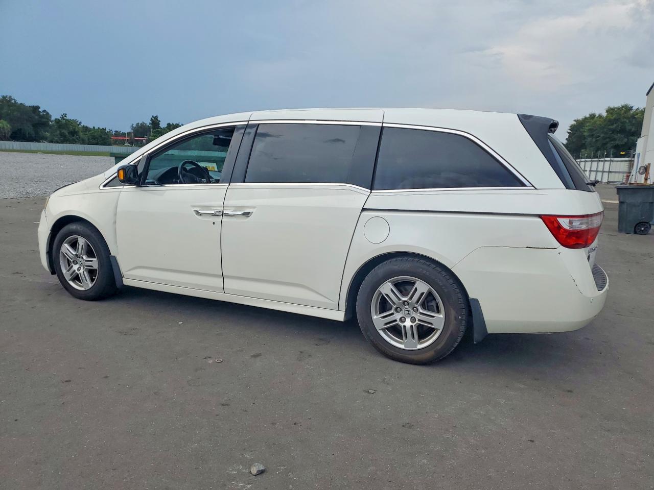2012 Honda Odyssey Touring White vin: 5FNRL5H92CB090935