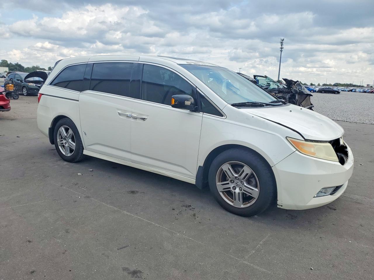 2012 Honda Odyssey Touring White vin: 5FNRL5H92CB090935