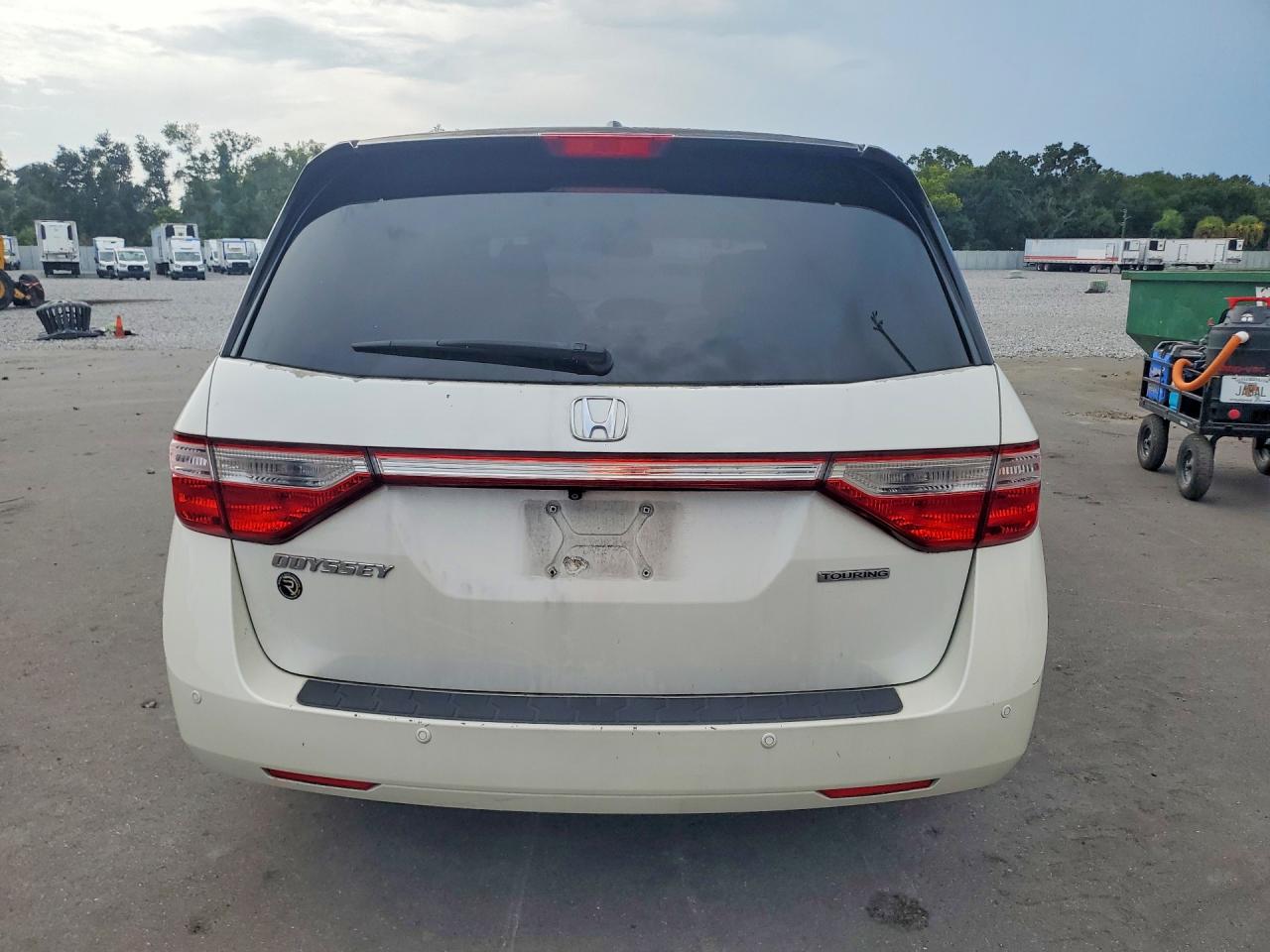 2012 Honda Odyssey Touring White vin: 5FNRL5H92CB090935