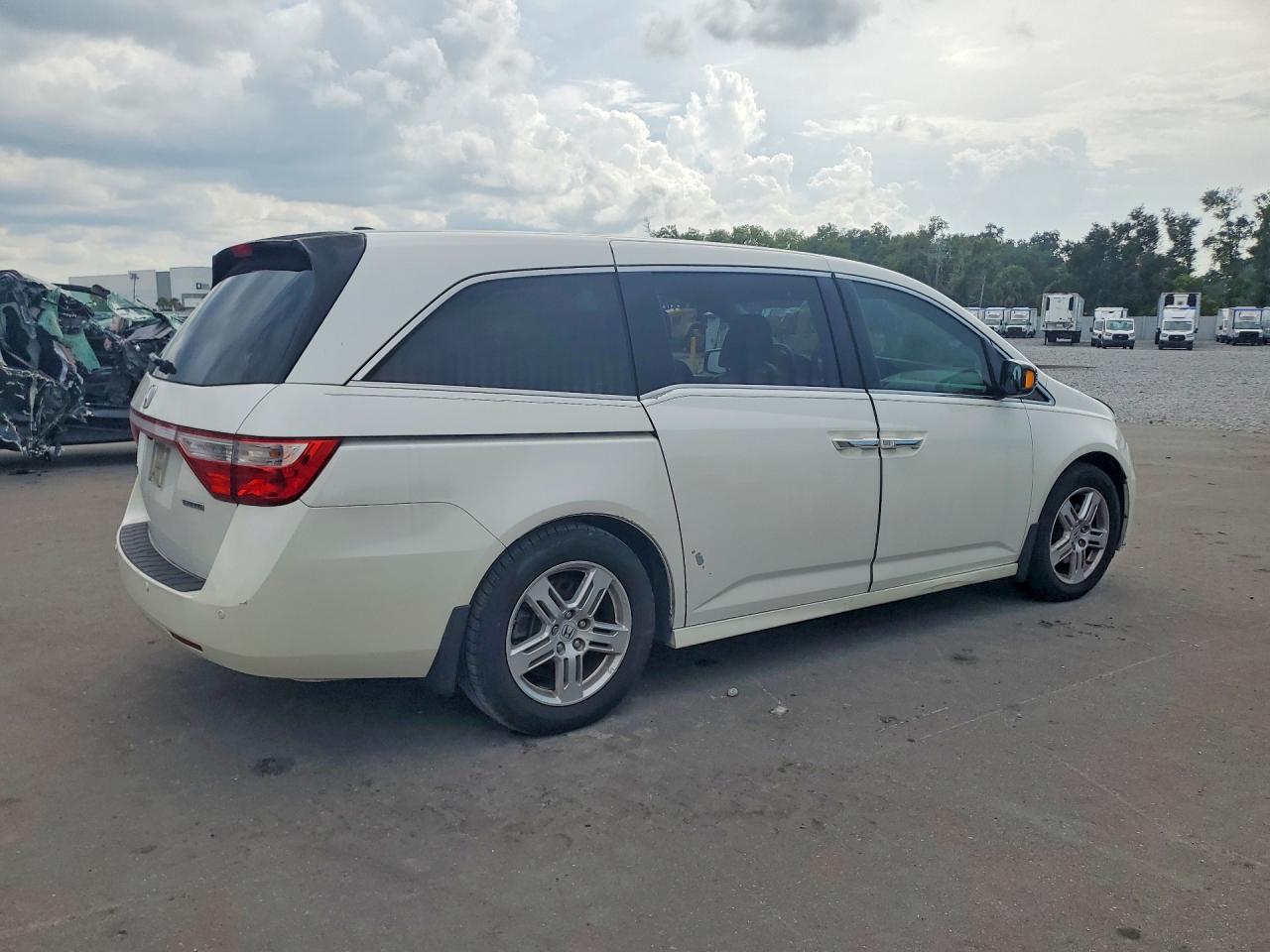 2012 Honda Odyssey Touring White vin: 5FNRL5H92CB090935