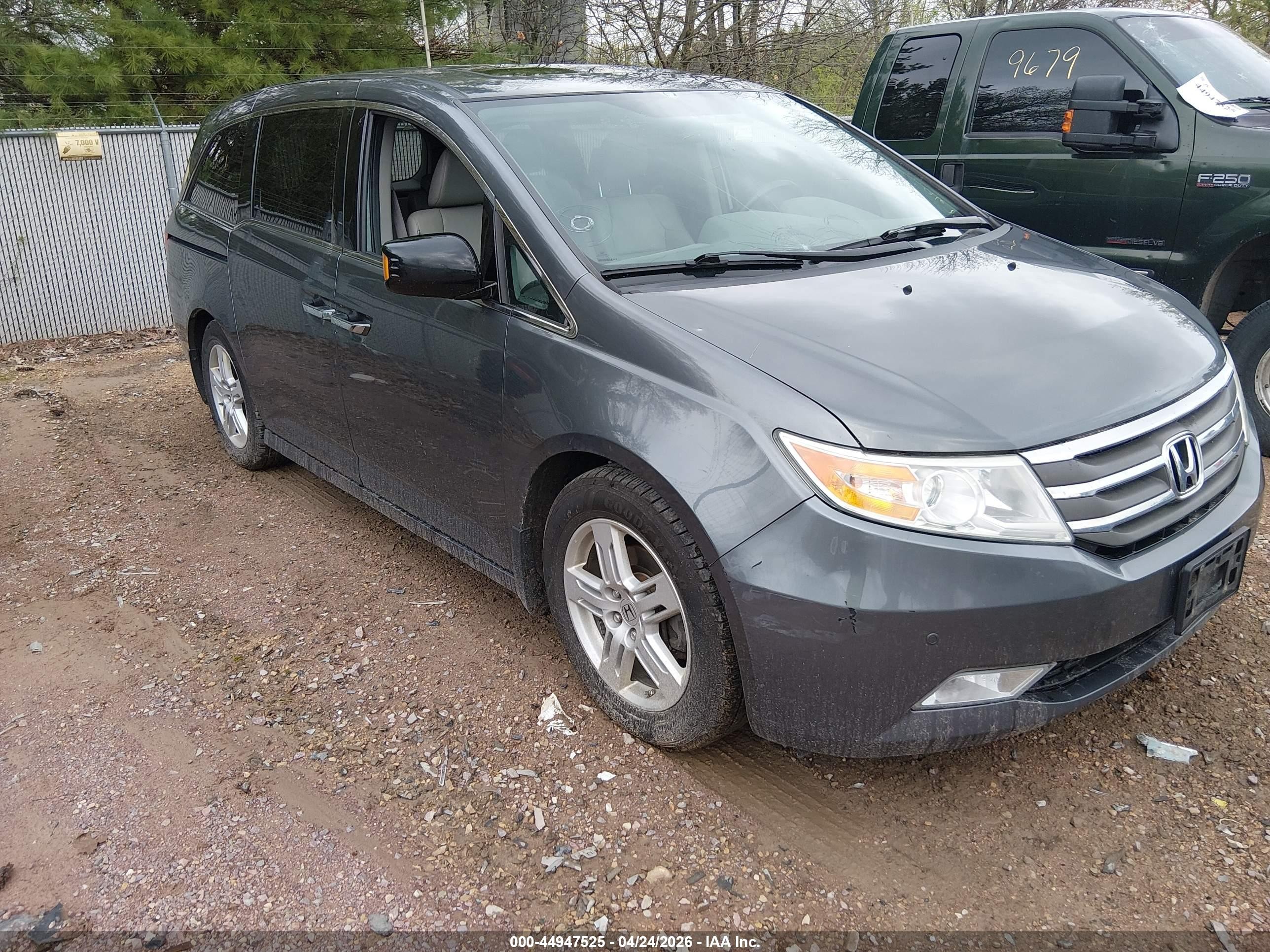 2013 Honda Odyssey Touring/touring Elite Silver vin: 5FNRL5H92DB033944