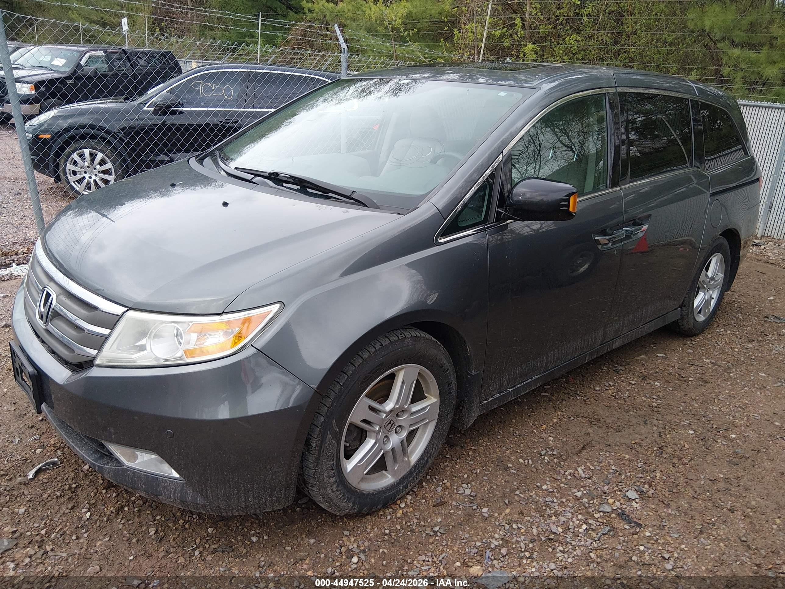2013 Honda Odyssey Touring/touring Elite Silver vin: 5FNRL5H92DB033944