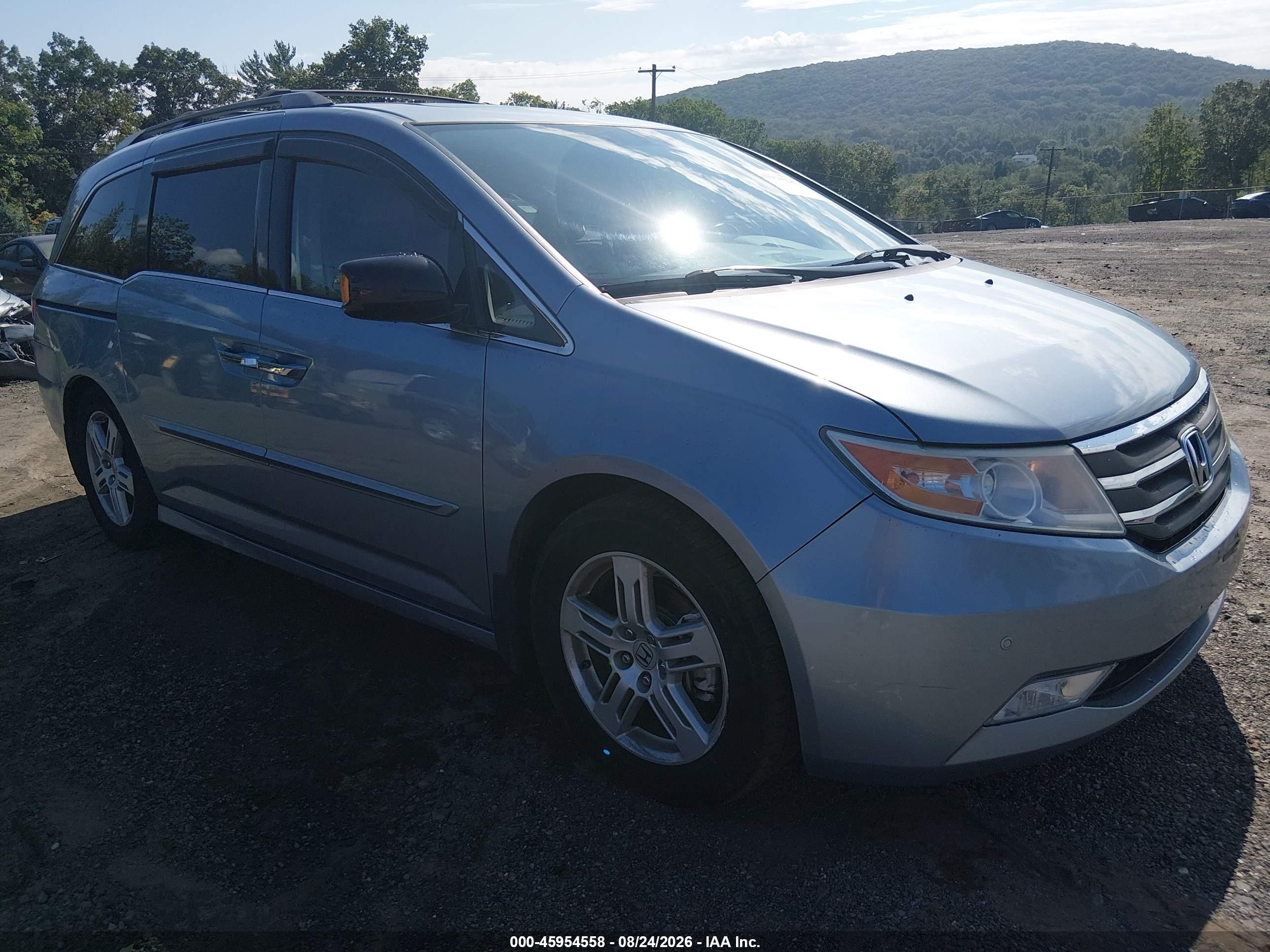 2013 Honda Odyssey Touring/touring Elite Light Blue vin: 5FNRL5H92DB037735