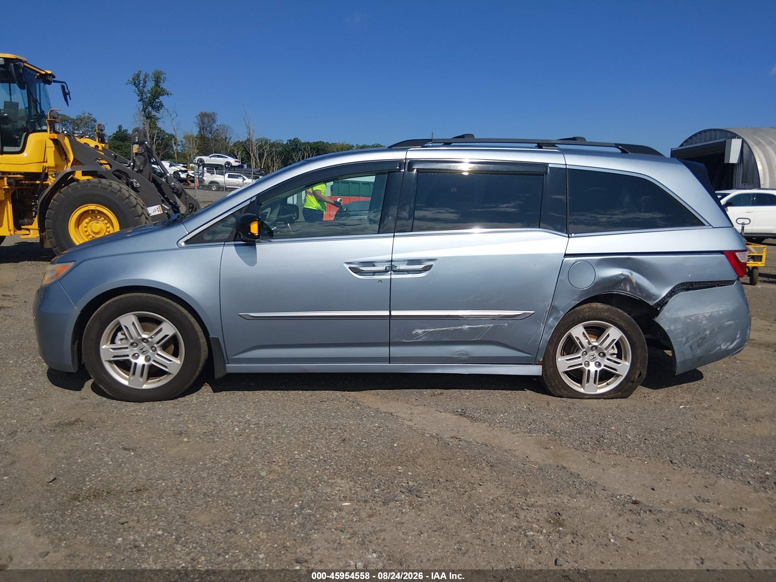 2013 Honda Odyssey Touring/touring Elite Light Blue vin: 5FNRL5H92DB037735
