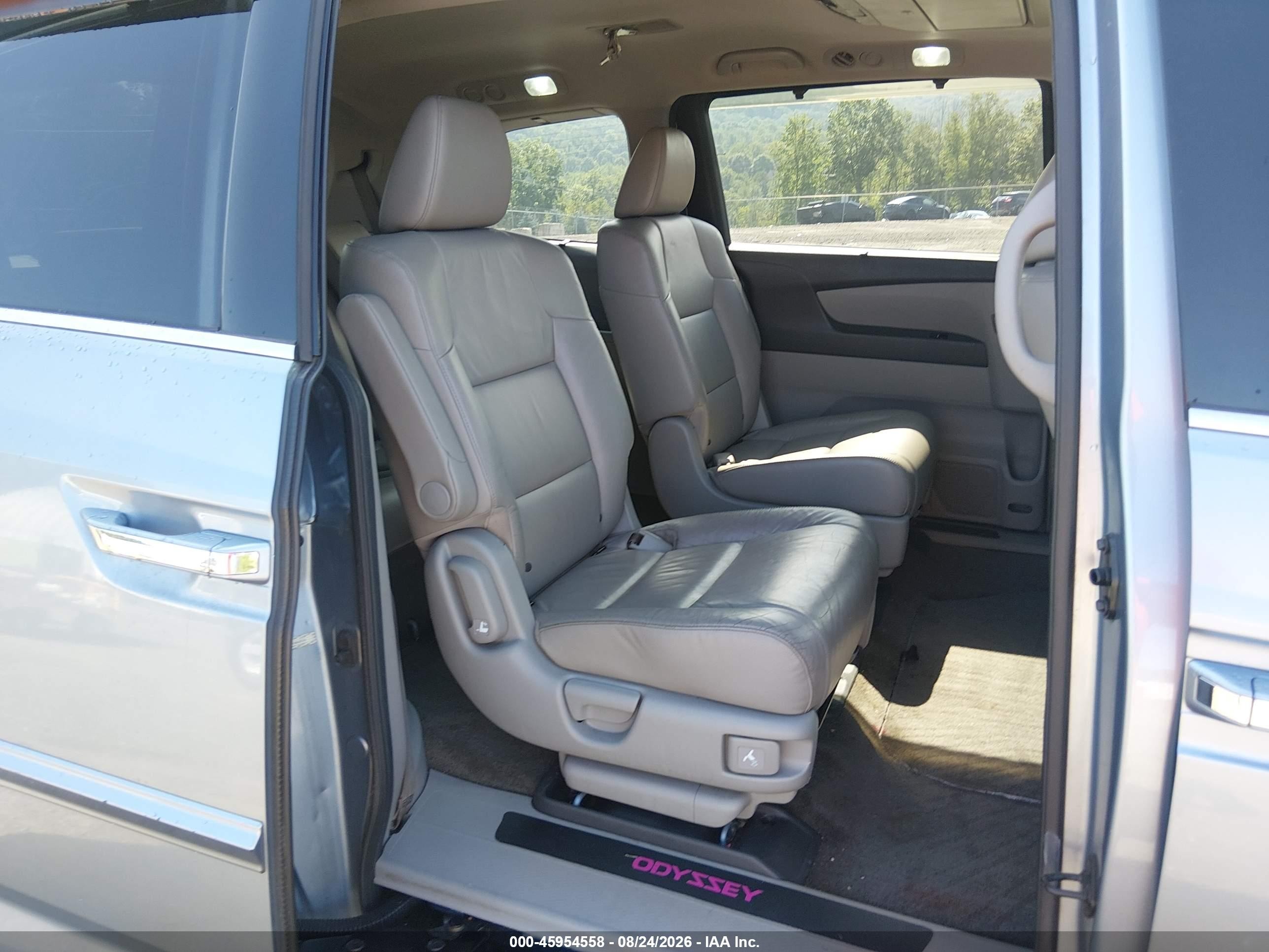 2013 Honda Odyssey Touring/touring Elite Light Blue vin: 5FNRL5H92DB037735