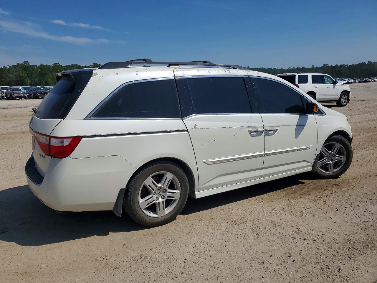 2013 Honda Odyssey Touring White vin: 5FNRL5H92DB060206