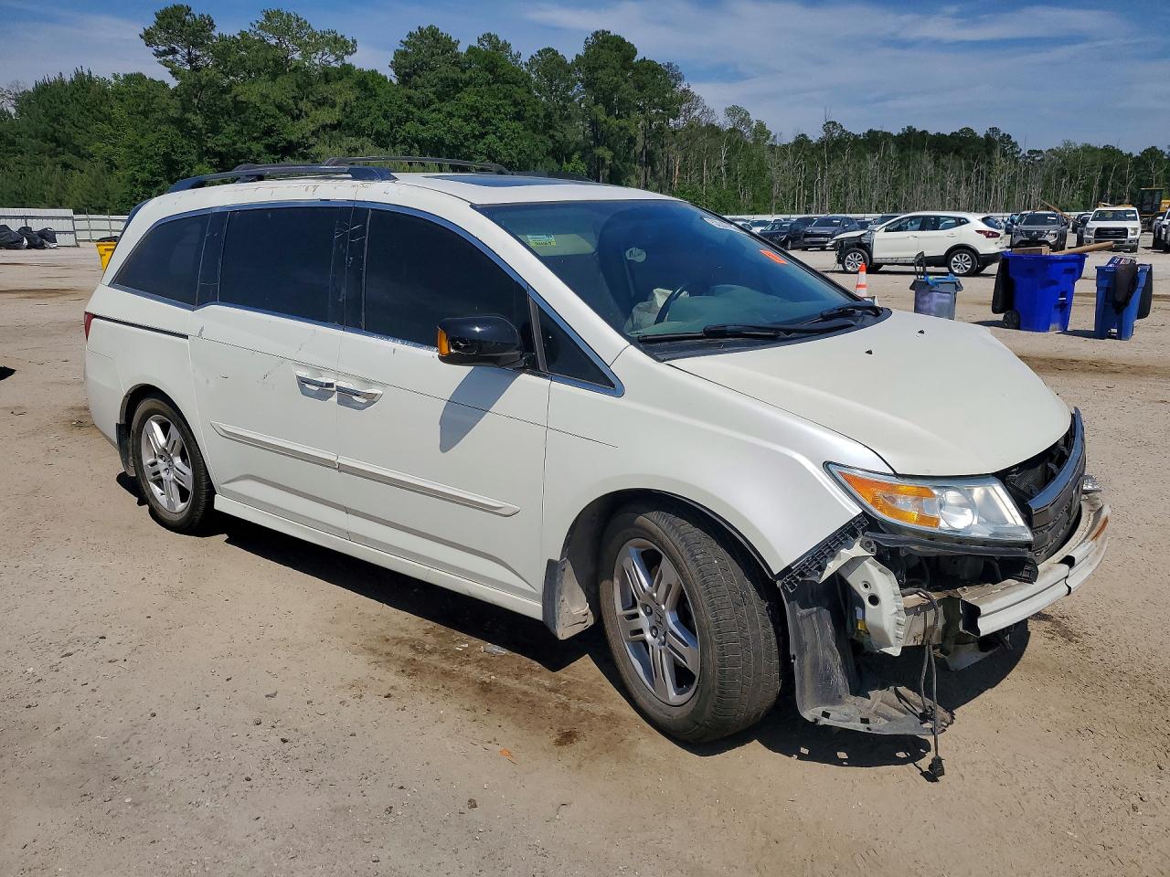 2013 Honda Odyssey Touring White vin: 5FNRL5H92DB060206