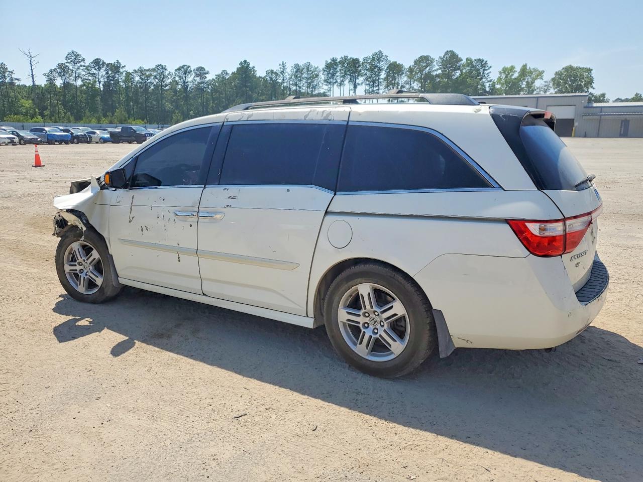 2013 Honda Odyssey Touring White vin: 5FNRL5H92DB060206
