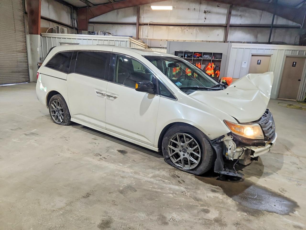 2013 Honda Odyssey Touring White vin: 5FNRL5H92DB077541