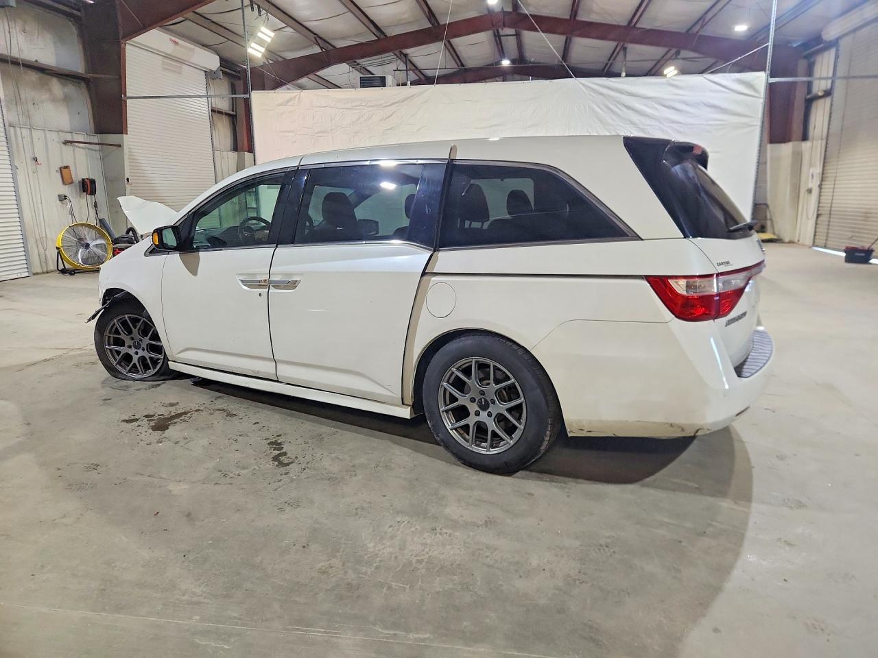 2013 Honda Odyssey Touring White vin: 5FNRL5H92DB077541