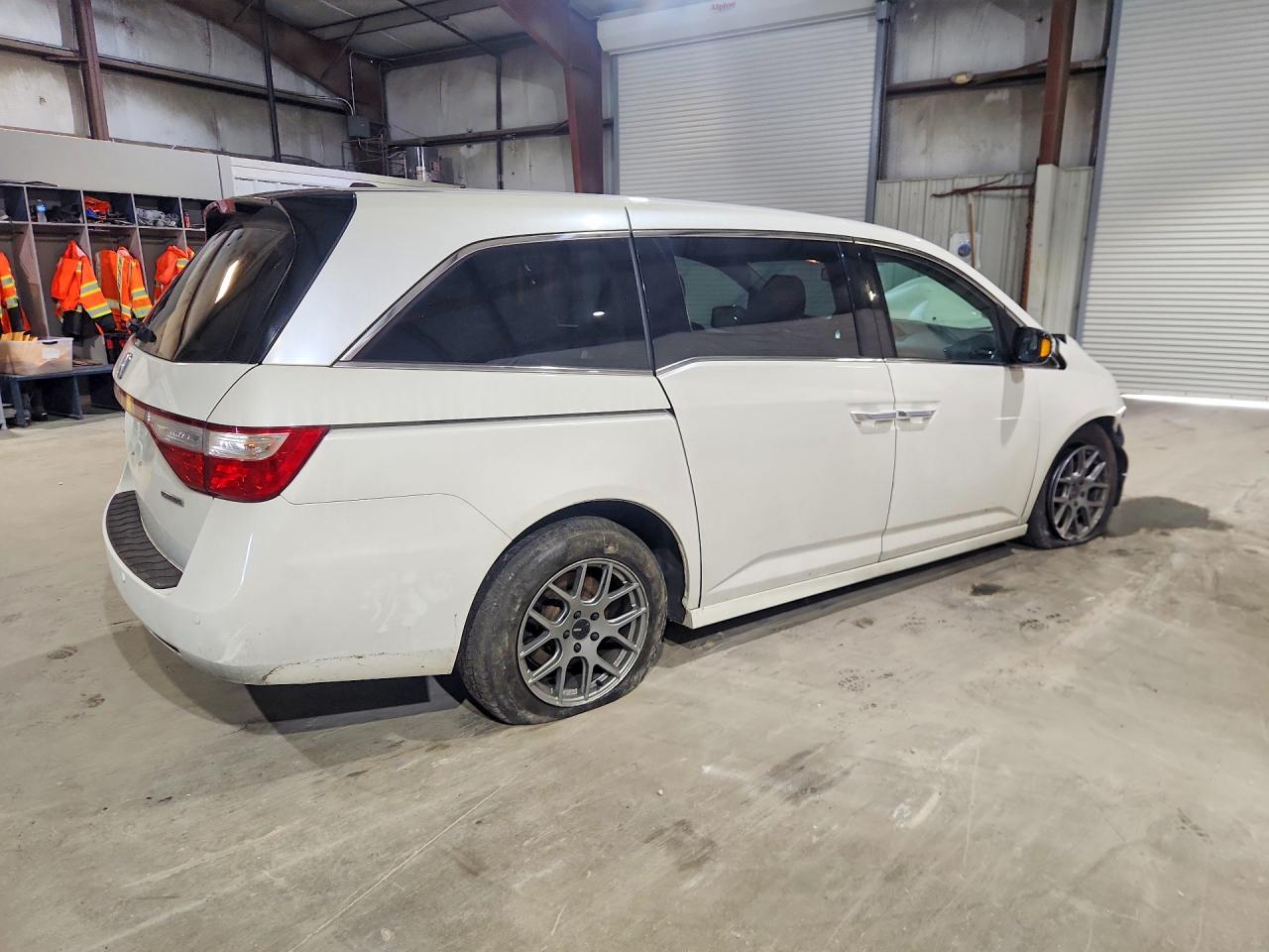 2013 Honda Odyssey Touring White vin: 5FNRL5H92DB077541