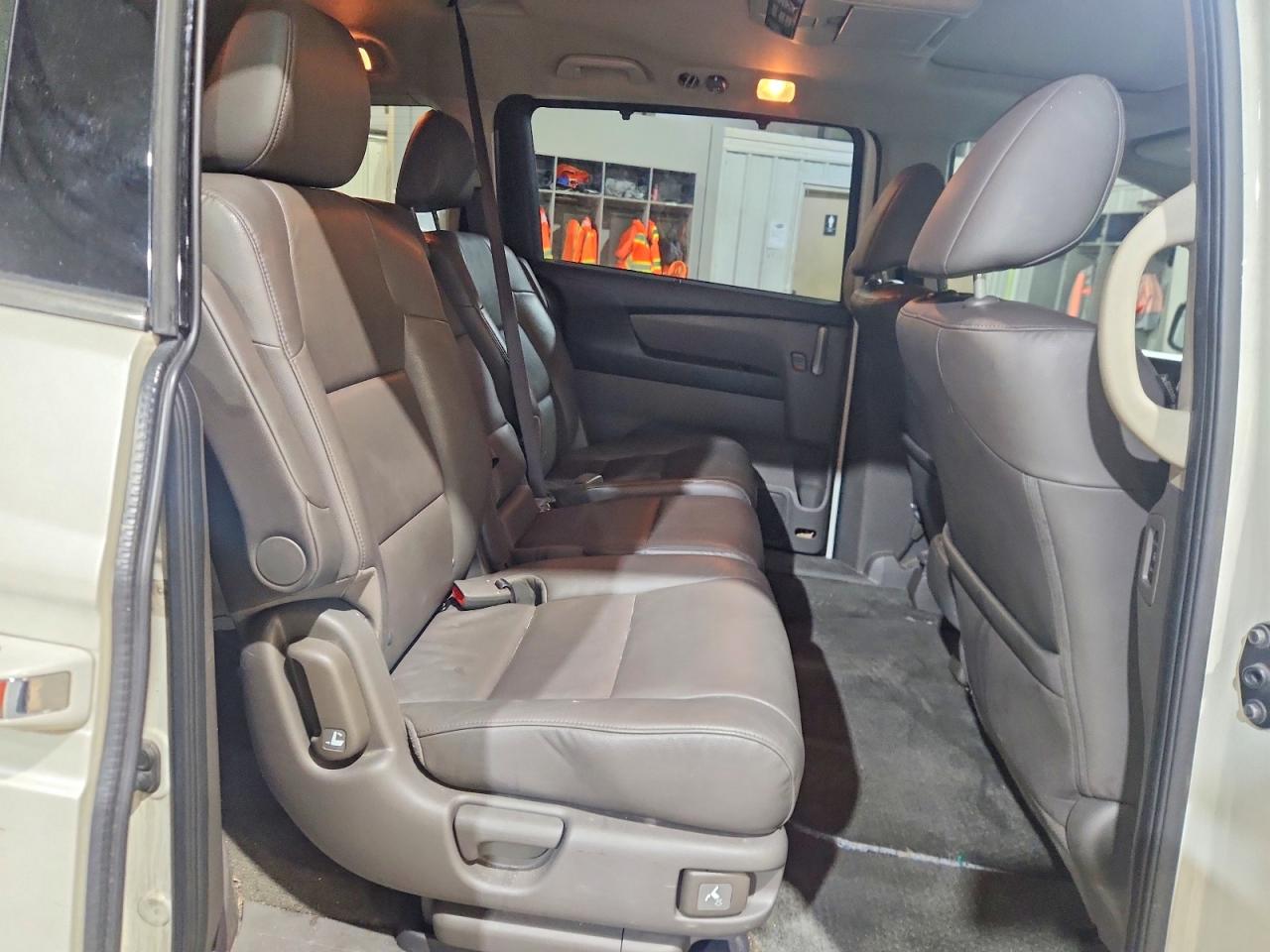 2013 Honda Odyssey Touring White vin: 5FNRL5H92DB077541