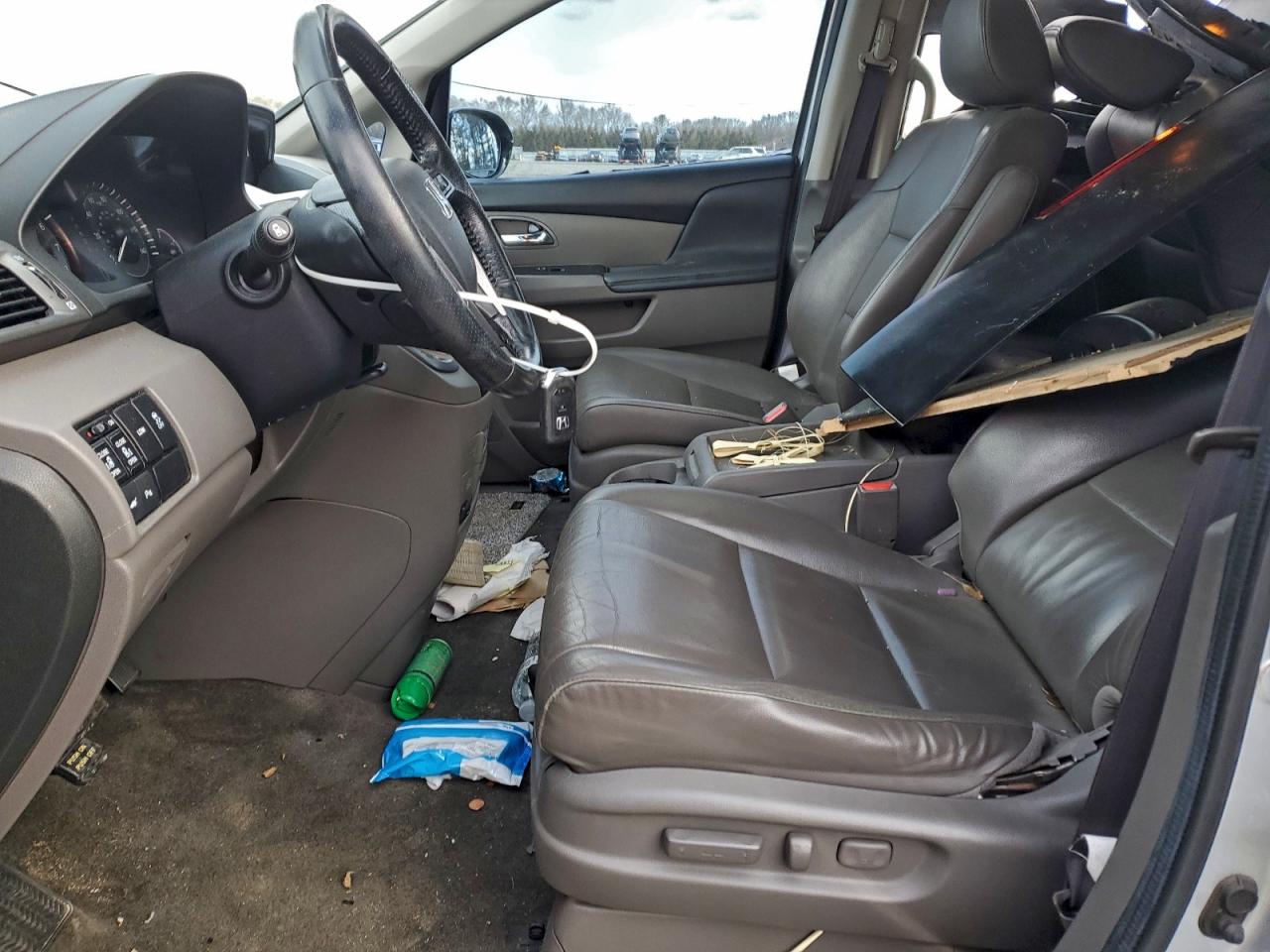 2014 Honda Odyssey Touring Silver vin: 5FNRL5H92EB066170