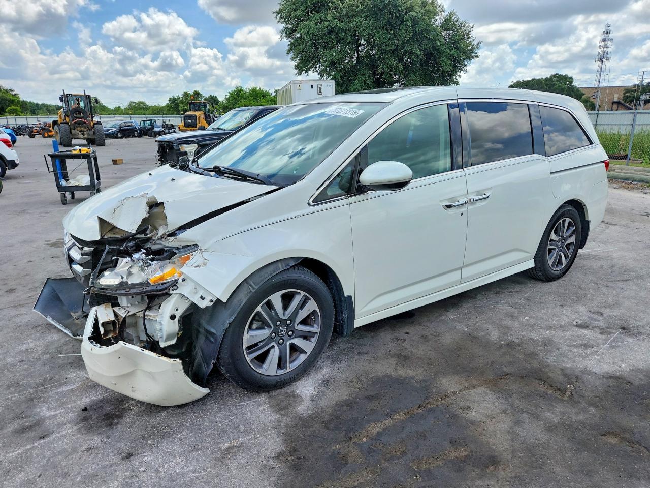 2015 Honda Odyssey Touring White vin: 5FNRL5H92FB041920