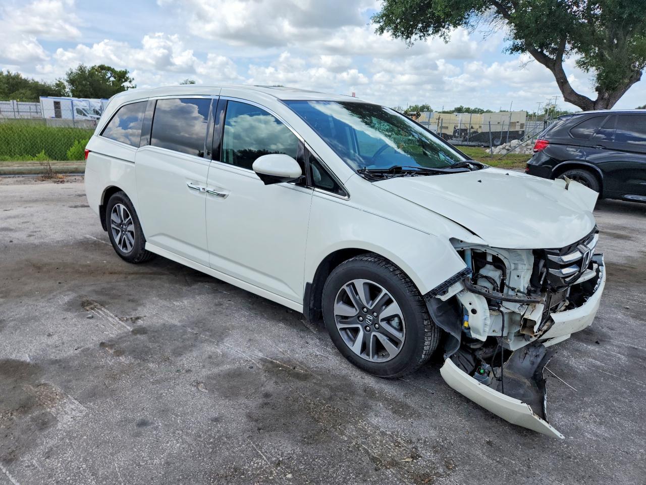 2015 Honda Odyssey Touring White vin: 5FNRL5H92FB041920