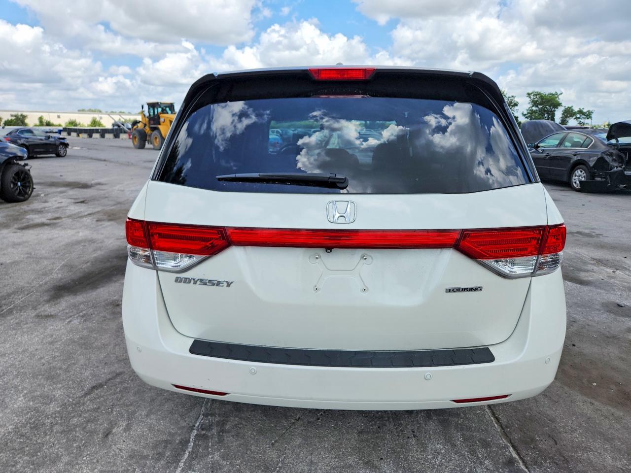 2015 Honda Odyssey Touring White vin: 5FNRL5H92FB041920