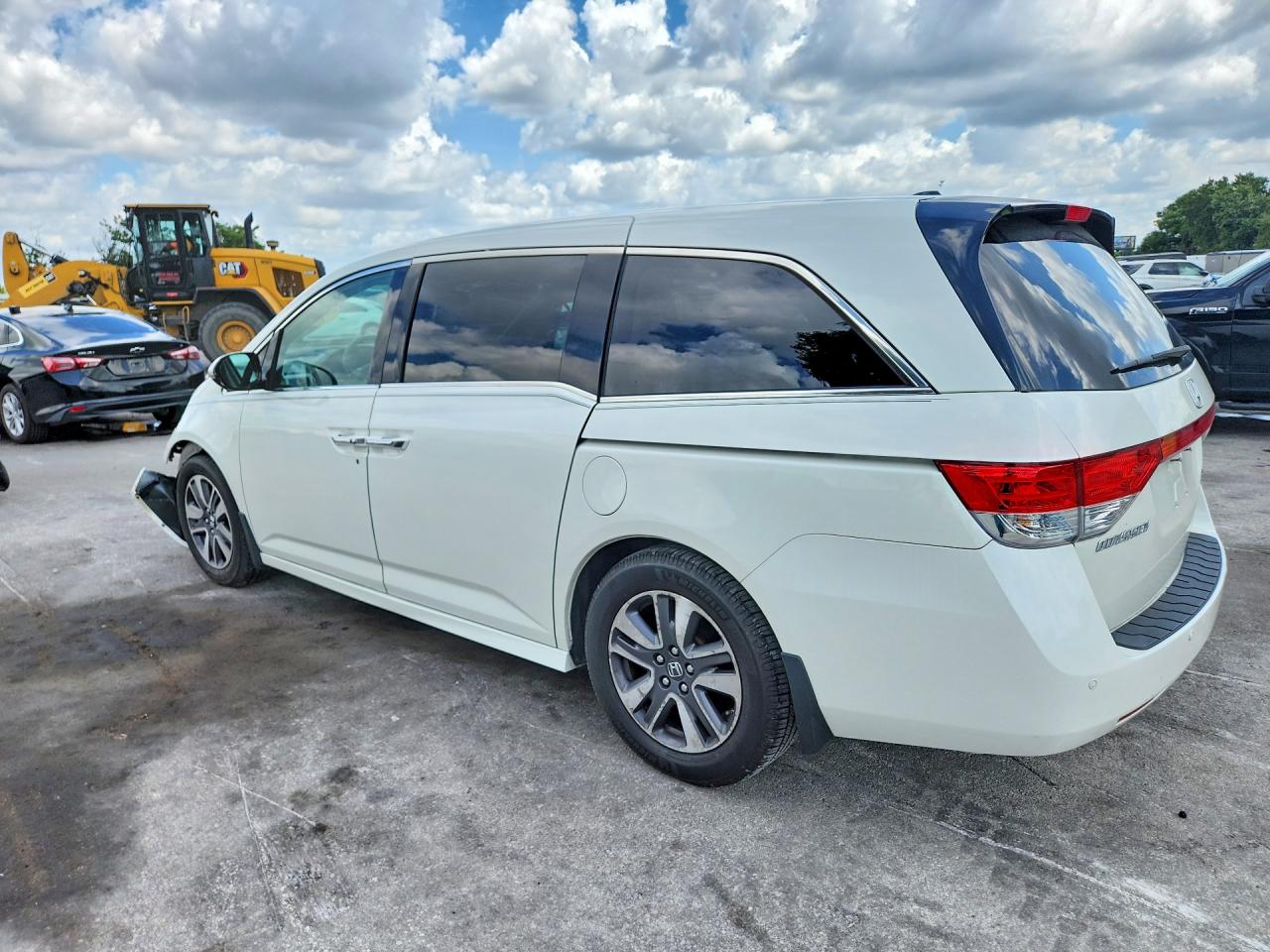 2015 Honda Odyssey Touring White vin: 5FNRL5H92FB041920