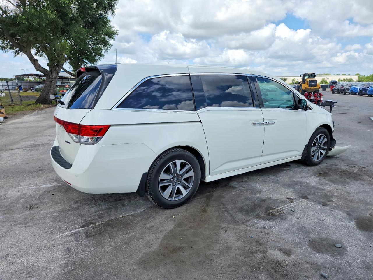 2015 Honda Odyssey Touring White vin: 5FNRL5H92FB041920