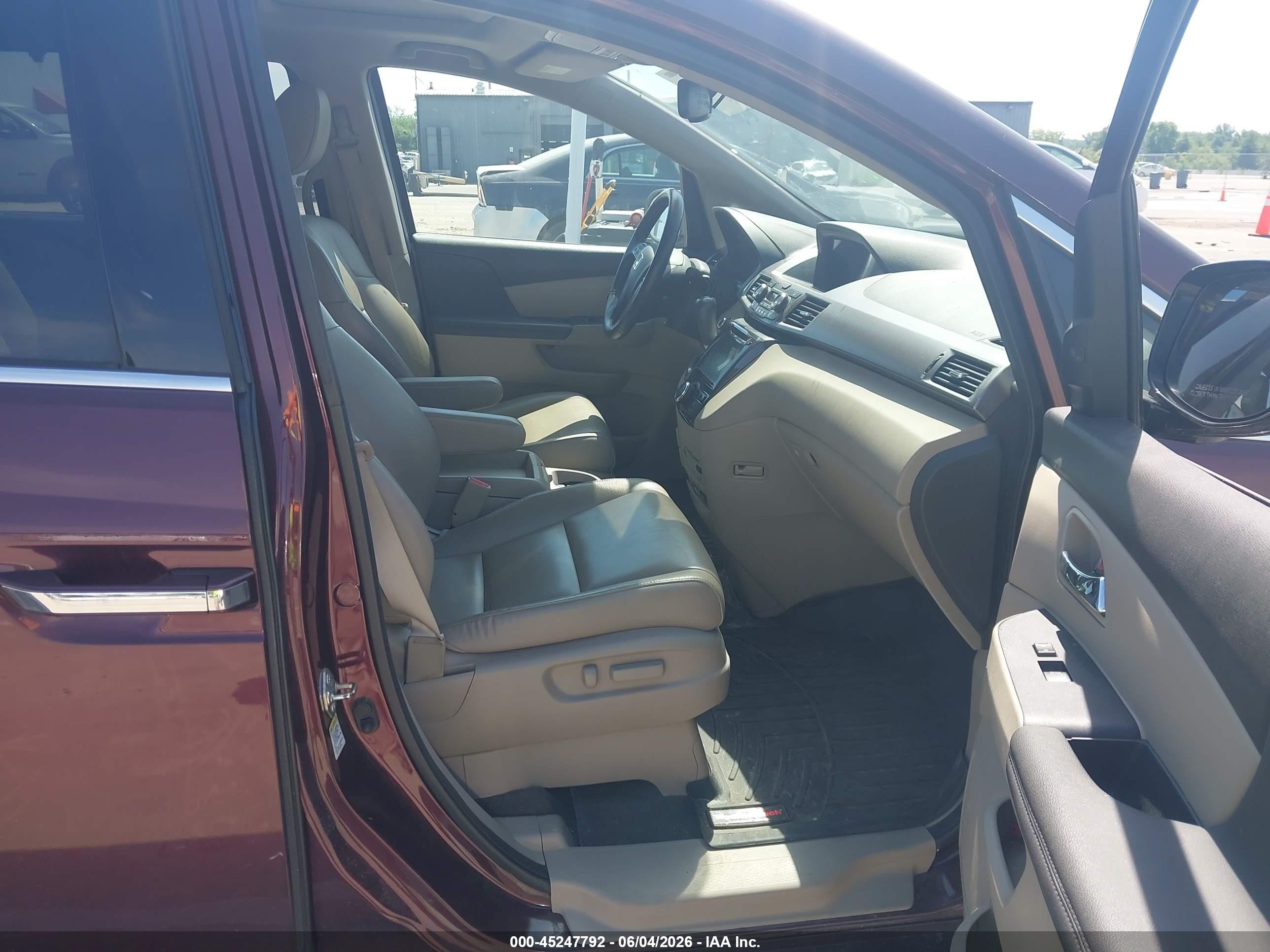 2015 Honda Odyssey Touring/touring Elite Burgundy vin: 5FNRL5H92FB049113