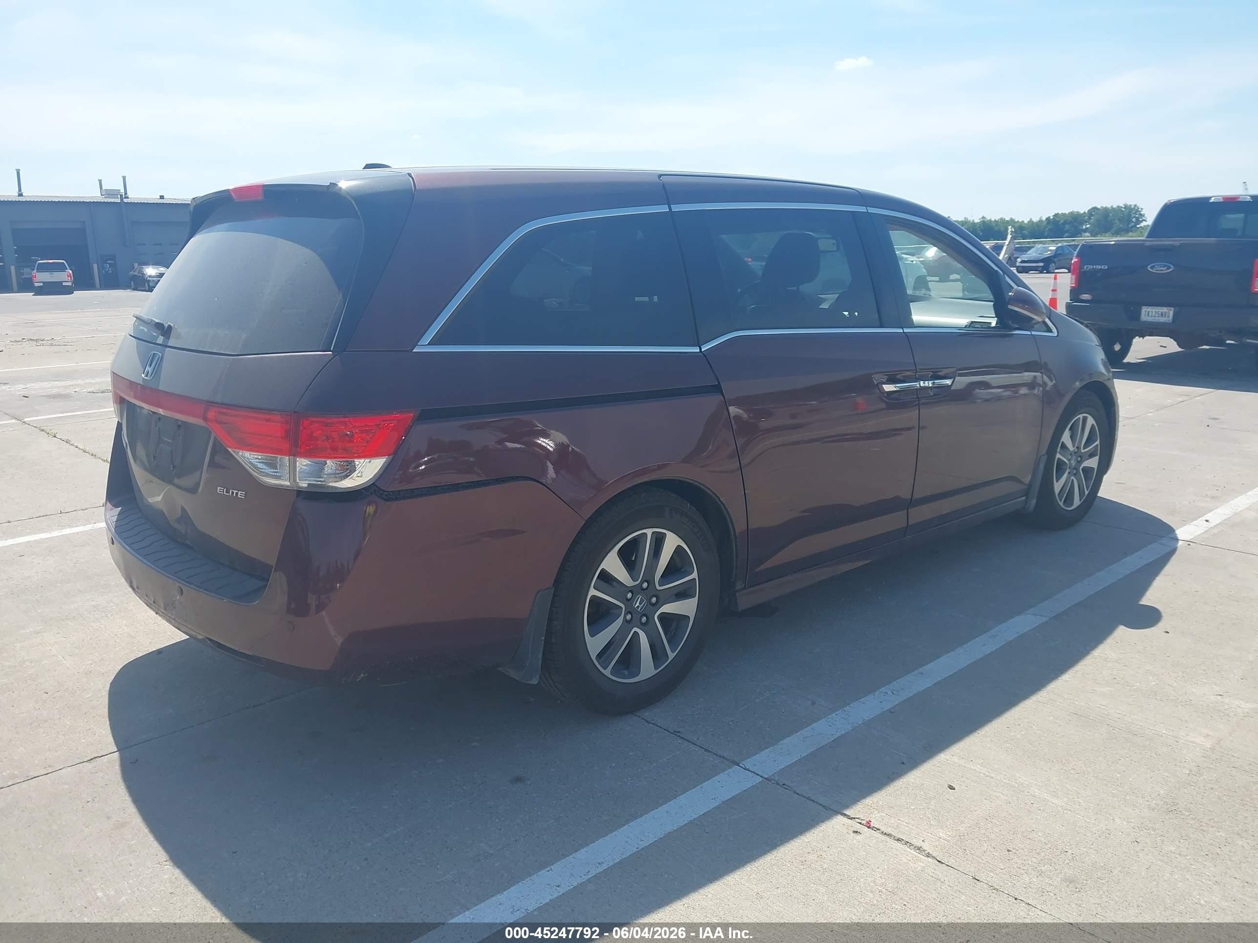 2015 Honda Odyssey Touring/touring Elite Burgundy vin: 5FNRL5H92FB049113