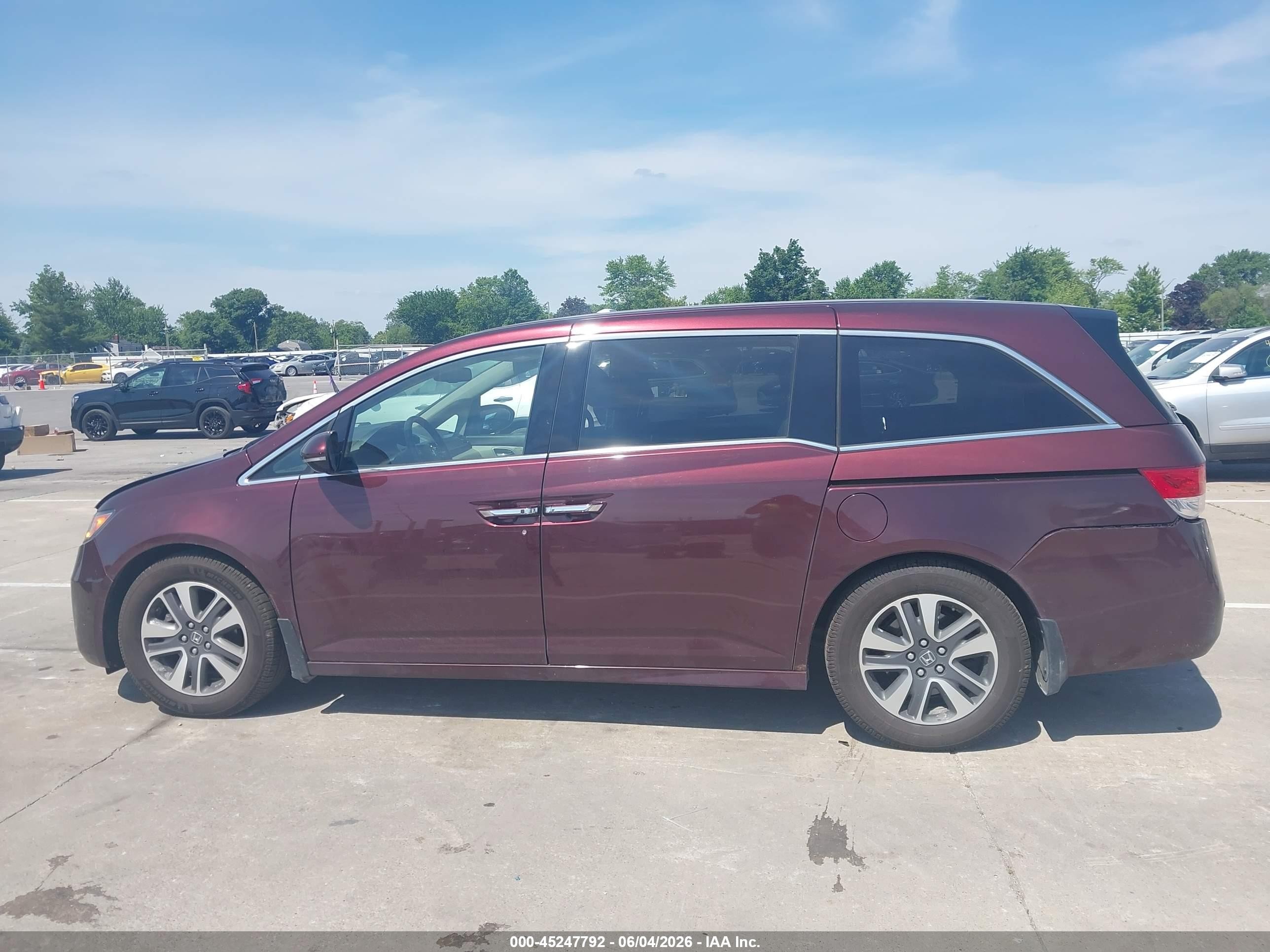 2015 Honda Odyssey Touring/touring Elite Burgundy vin: 5FNRL5H92FB049113