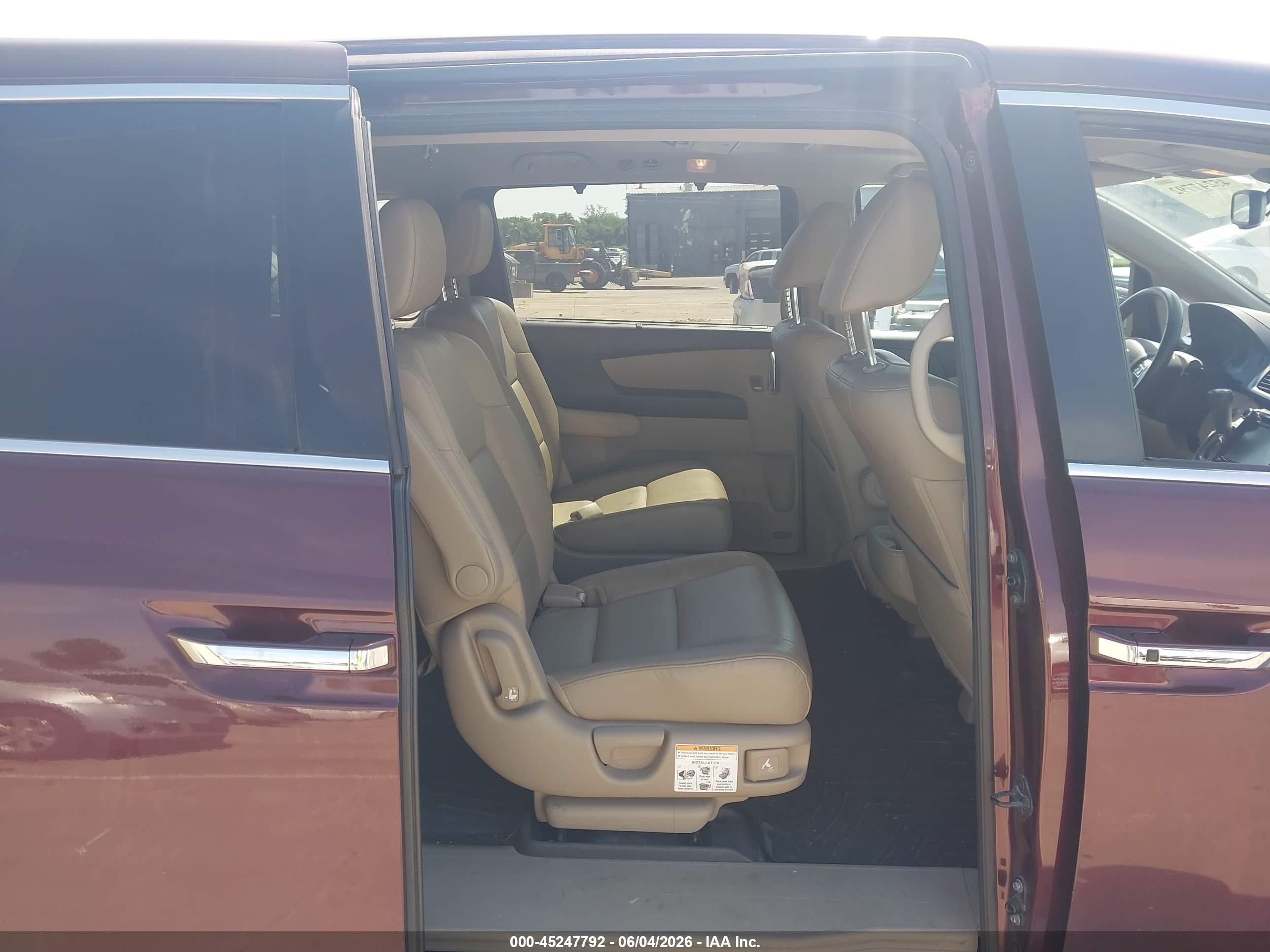 2015 Honda Odyssey Touring/touring Elite Burgundy vin: 5FNRL5H92FB049113