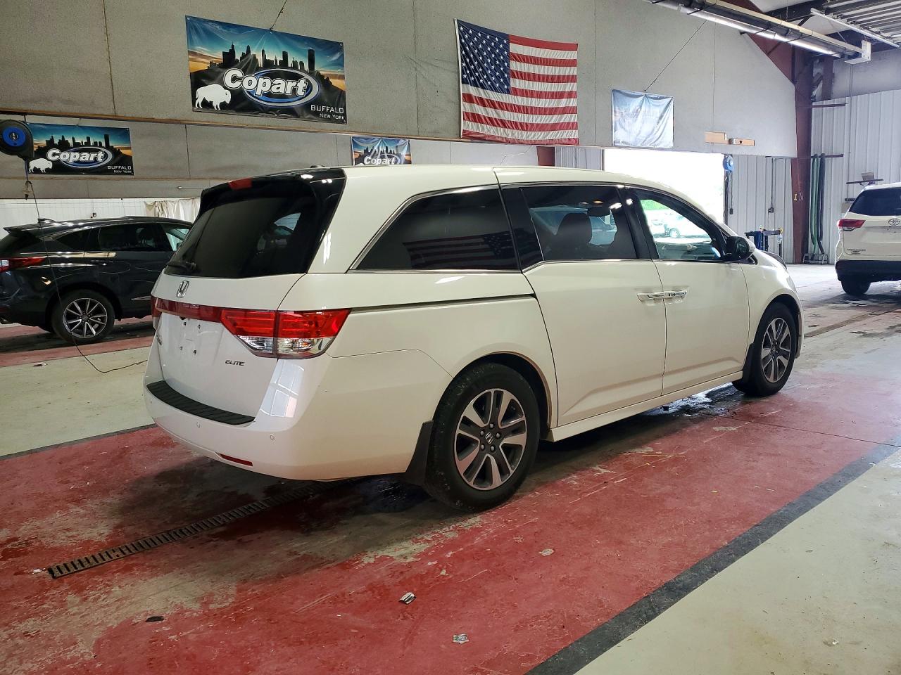 2015 Honda Odyssey Touring White vin: 5FNRL5H92FB050018