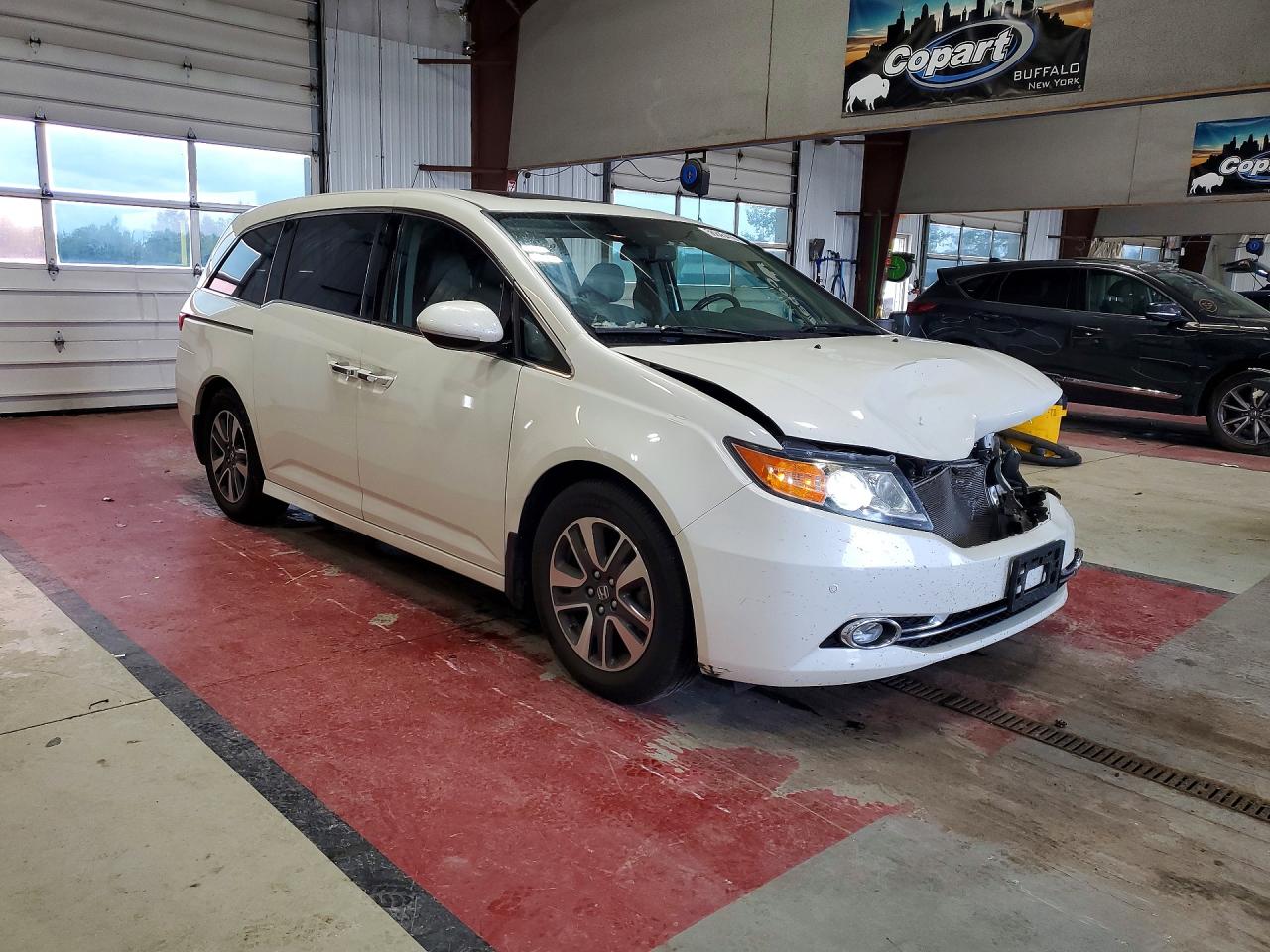 2015 Honda Odyssey Touring White vin: 5FNRL5H92FB050018