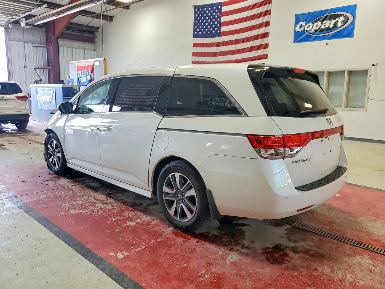 2015 Honda Odyssey Touring White vin: 5FNRL5H92FB050018