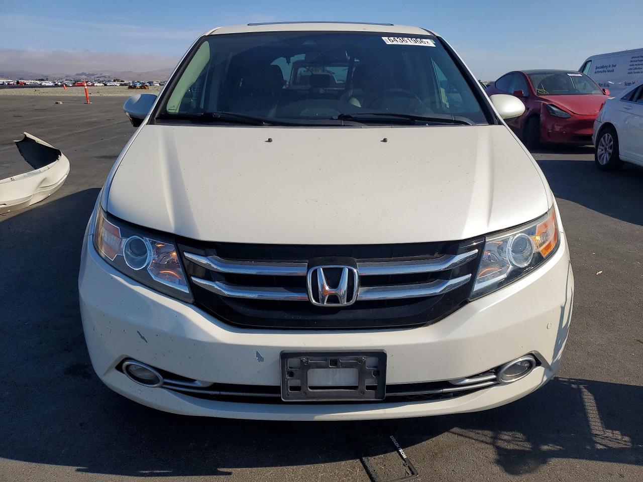 2015 Honda Odyssey Touring White vin: 5FNRL5H92FB082306