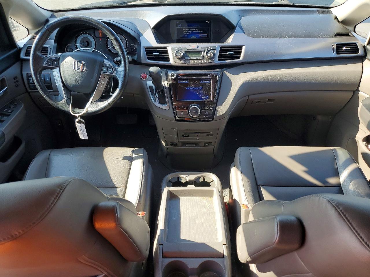 2015 Honda Odyssey Touring White vin: 5FNRL5H92FB082306