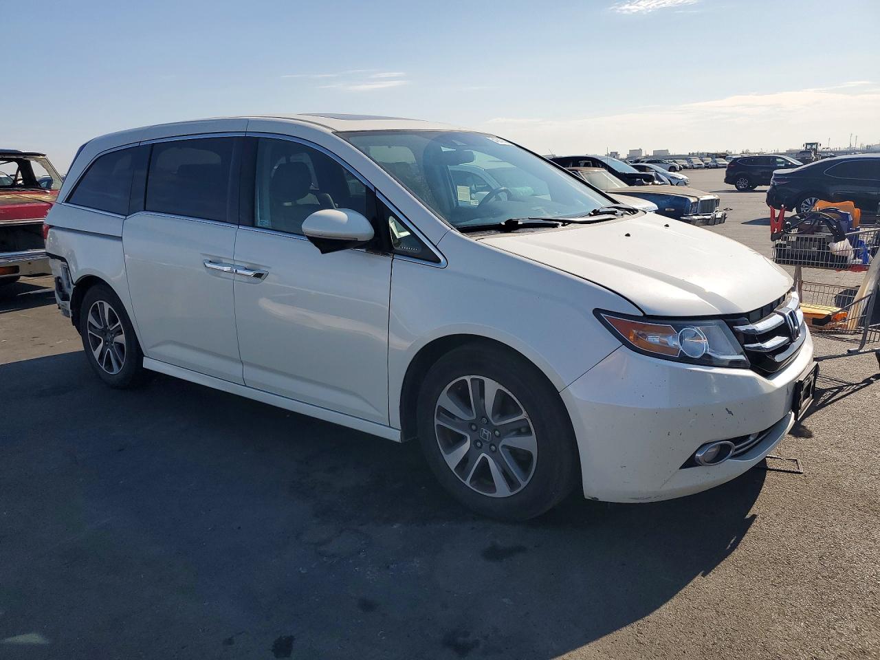 2015 Honda Odyssey Touring White vin: 5FNRL5H92FB082306