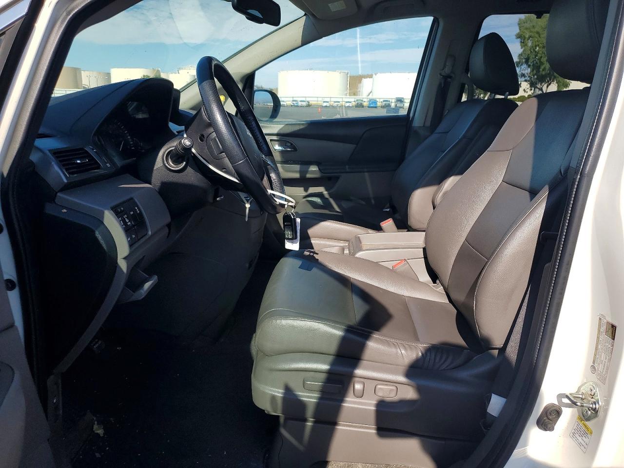 2015 Honda Odyssey Touring White vin: 5FNRL5H92FB082306
