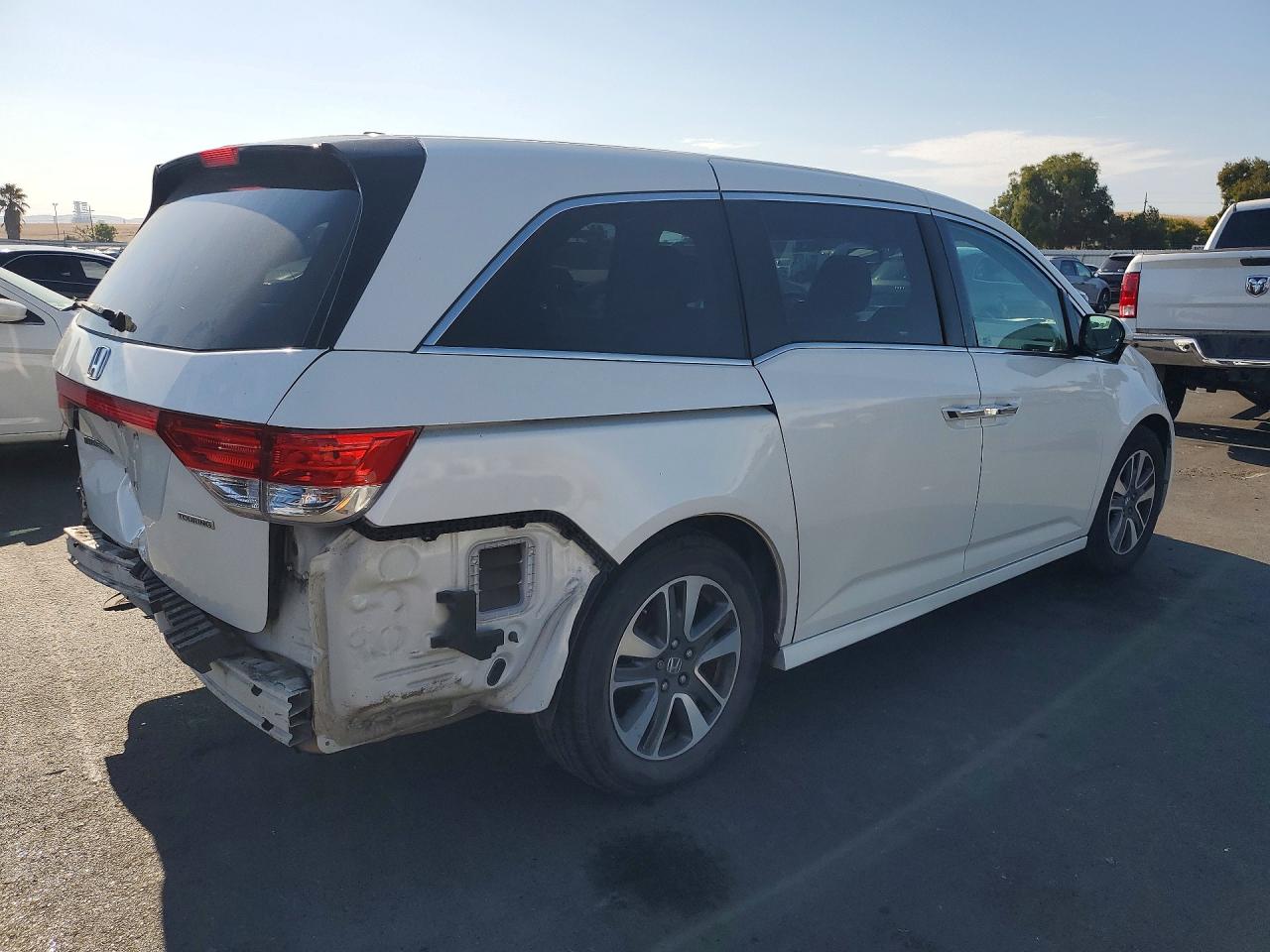 2015 Honda Odyssey Touring White vin: 5FNRL5H92FB082306
